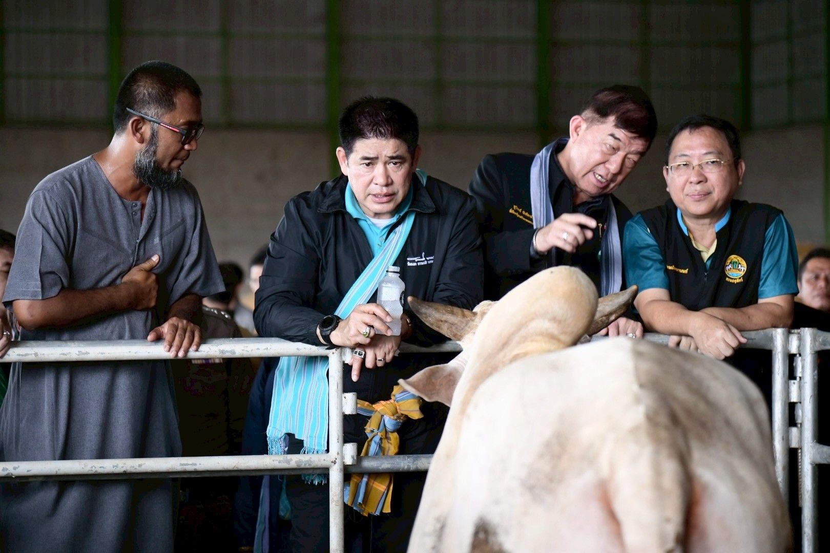 “ร้อยเอกธรรมนัส” ลุยจังหวัดตาก แก้ปมนำเข้า 'โค-แพะ-แกะ' ชายแดนเมียนมา พร้อมสั่งคุมเข้มสินค้าเกษตรเถื่อน เร่งดันราคาโคเนื้อแตะ 80 บาท/กิโลกรัม ภายใน 3 เดือน 3 1375473