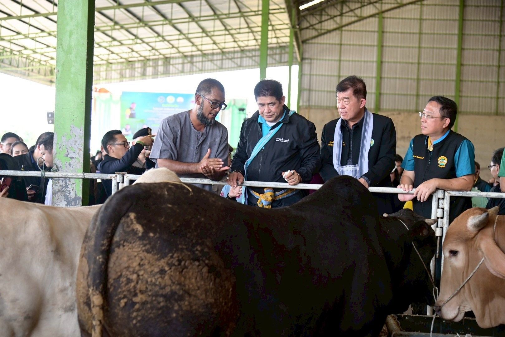 “ร้อยเอกธรรมนัส” ลุยจังหวัดตาก แก้ปมนำเข้า 'โค-แพะ-แกะ' ชายแดนเมียนมา พร้อมสั่งคุมเข้มสินค้าเกษตรเถื่อน เร่งดันราคาโคเนื้อแตะ 80 บาท/กิโลกรัม ภายใน 3 เดือน 5 1375475