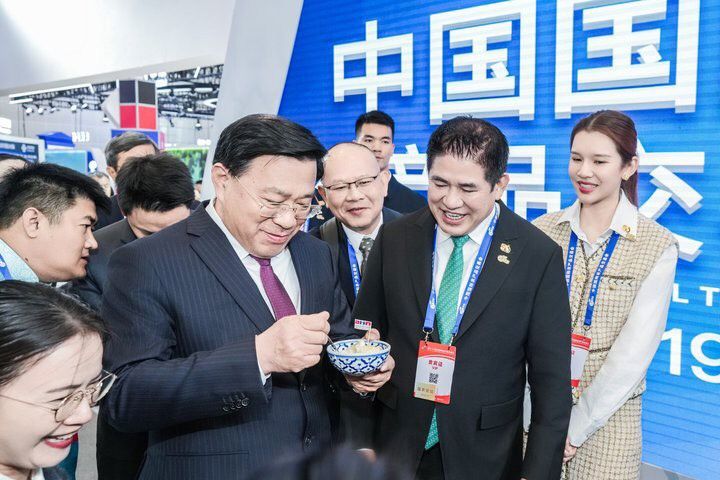 “รองนายกฯ ธรรมนัส”นำทัพไทยบุกงานเกษตรนานาชาติ เทียนจิน โชว์ศักยภาพสินค้าเกษตรพรีเมียม ดันไทยสู่ศูนย์กลางอาหารโลก ขยายความร่วมมือการค้า ฉลอง 50 ปีสัมพันธ์ทางการทูตไทย–จีน สร้างโอกาสเกษตรกรไทยเชื่อมตลาดโลก 9 1384215