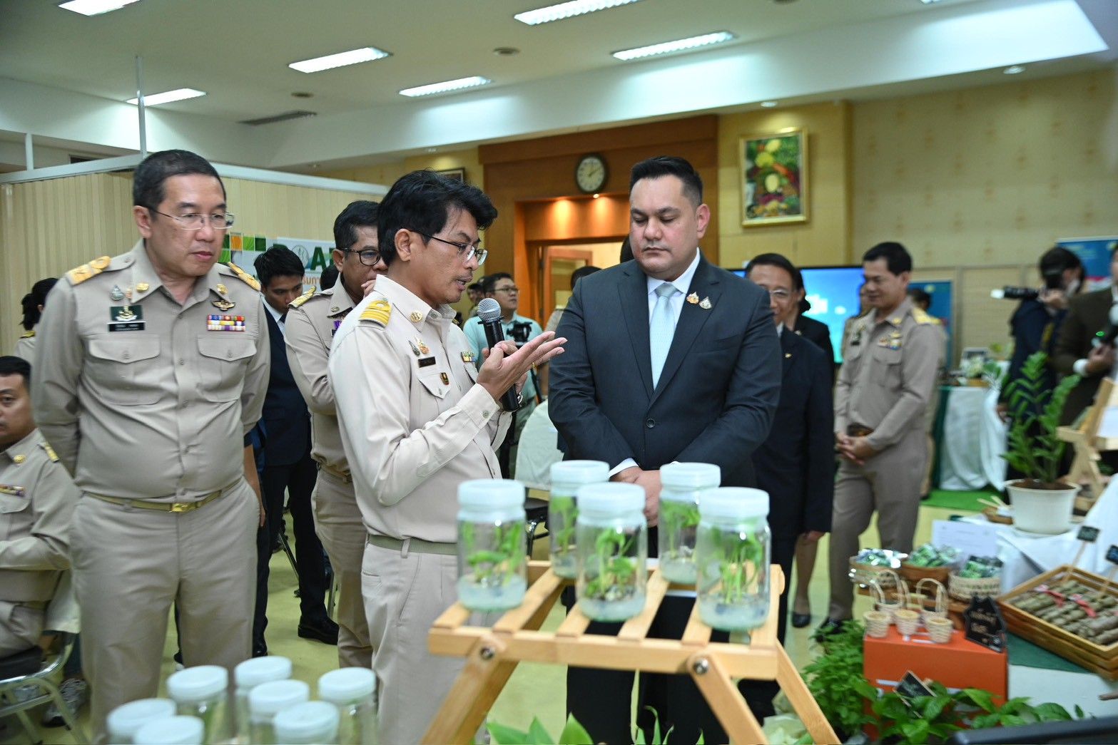 “รมช.อามินทร์” ย้ำปี 69 จุดเปลี่ยนงานส่งเสริมเกษตรไทย ขับเคลื่อนด้วยเทคโนโลยีดิจิทัล ยกระดับมาตรฐาน อย.-ฮาลาล สู่ตลาดโลก มุ่งพัฒนาเกษตรกรไทยให้เข้มแข็ง รายได้มั่นคง 6 1388373