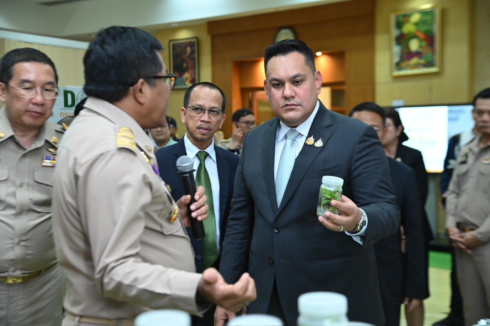 “รมช.อามินทร์” ย้ำปี 69 จุดเปลี่ยนงานส่งเสริมเกษตรไทย ขับเคลื่อนด้วยเทคโนโลยีดิจิทัล ยกระดับมาตรฐาน อย.-ฮาลาล สู่ตลาดโลก มุ่งพัฒนาเกษตรกรไทยให้เข้มแข็ง รายได้มั่นคง 7 1388375