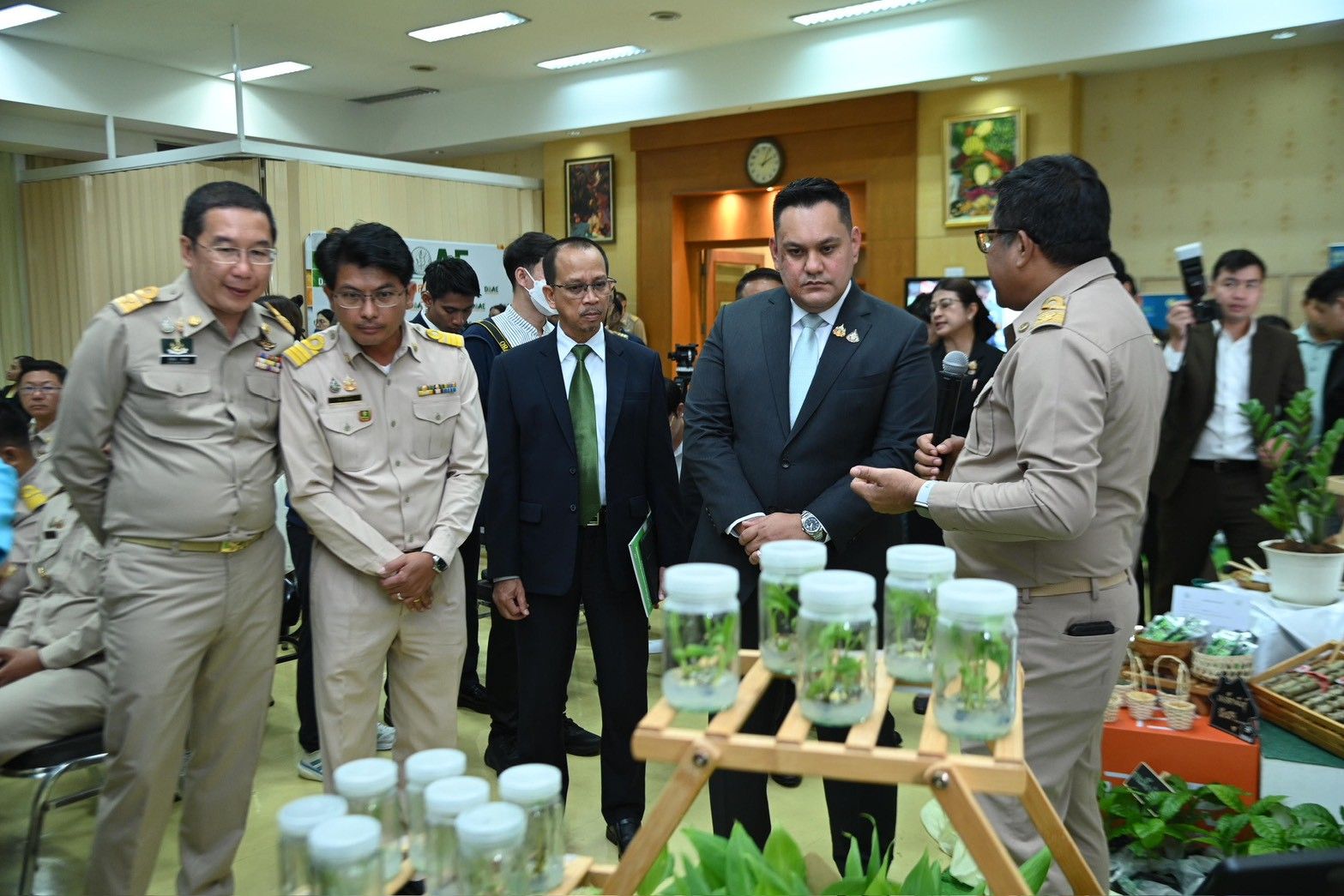 “รมช.อามินทร์” ย้ำปี 69 จุดเปลี่ยนงานส่งเสริมเกษตรไทย ขับเคลื่อนด้วยเทคโนโลยีดิจิทัล ยกระดับมาตรฐาน อย.-ฮาลาล สู่ตลาดโลก มุ่งพัฒนาเกษตรกรไทยให้เข้มแข็ง รายได้มั่นคง 8 1388376