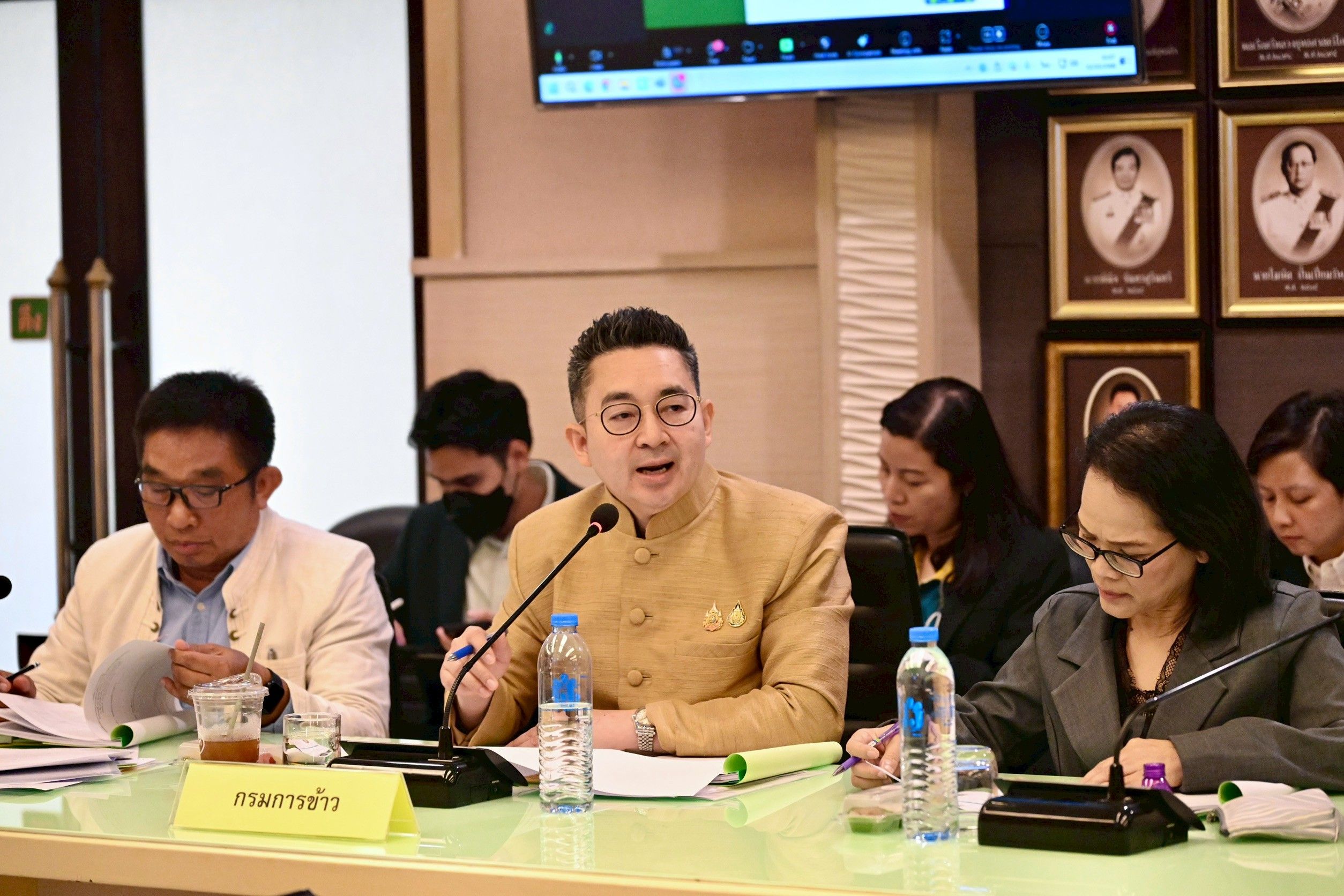 “รมช.นเรศ” นำขับเคลื่อน 3 โครงการพยุงราคาข้าวปี 68/69 เร่งสหกรณ์รับซื้อผลผลิต ตั้งแต่พฤศจิกายน ตั้งเป้ารับข้าว 4 ล้านตัน รักษาราคาขั้นต่ำตันละ 12,000 บาท 5 1389470