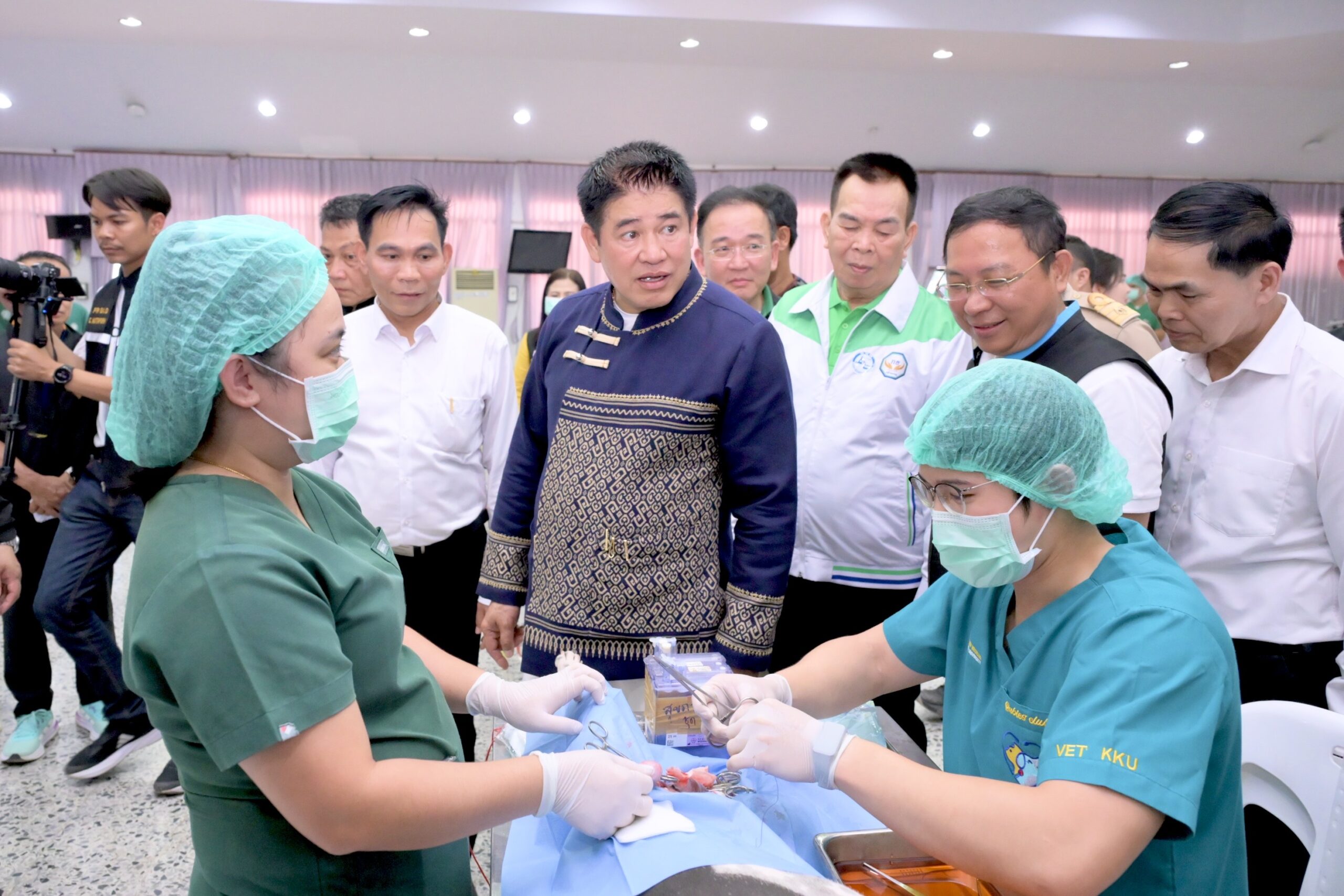 “ร้อยเอก ธรรมนัส” ชูทำหมันสุนัขและแมวฯ ควบคุมโรคพิษสุนัขบ้า ช่วยพัฒนาคุณภาพชีวิตประชาชน พร้อมลงพื้นที่พบปะเกษตรกรเพื่อรับฟังปัญหา มอบโฉนดและปัจจัยการผลิตในพื้นที่ จ.น่าน 5 3706124 scaled