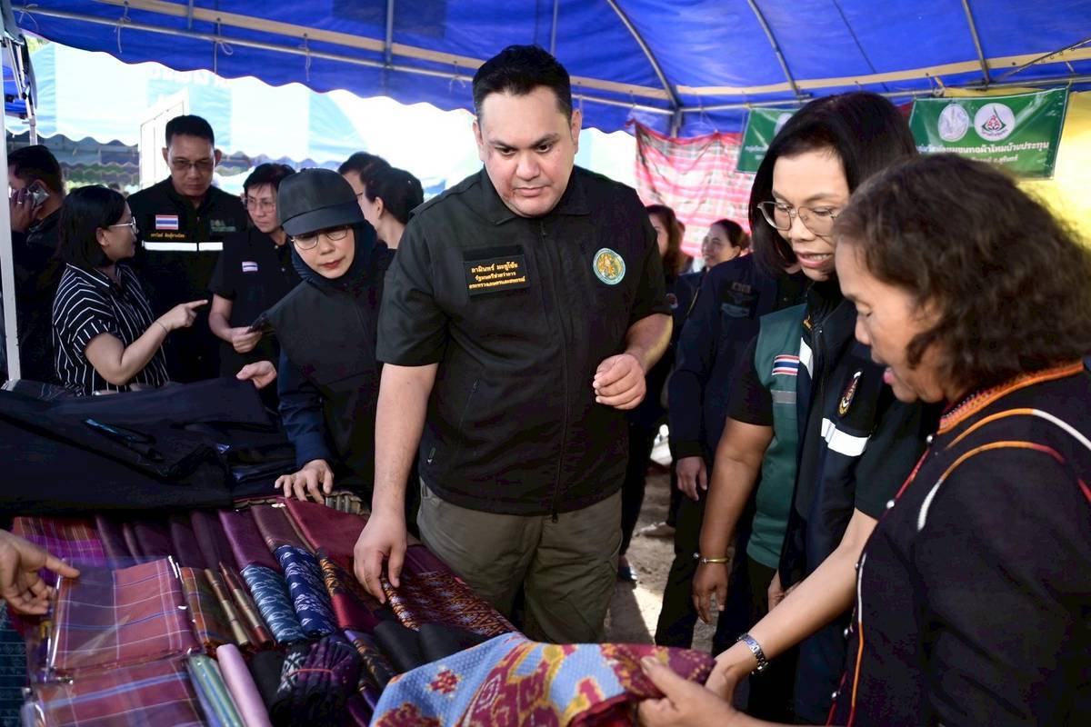 รมช.อามินทร์ เปิดตลาดนัดสินค้าเกษตรจังหวัดสุรินทร์ ยกระดับมาตรฐานสินค้าเกษตรถึงมือผู้บริโภคโดยตรง 8 3728317