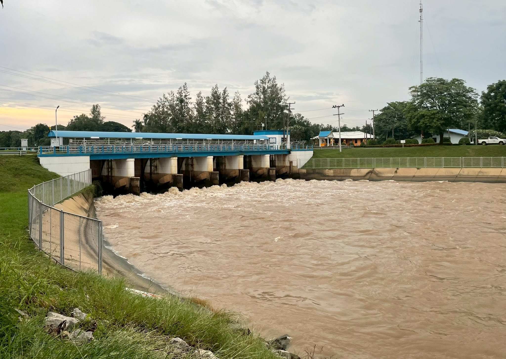 อธิบดีกรมชลฯ ติดตามน้ำเจ้าพระยา เข้มวางแผนรับมือน้ำเหนือ 8 550140542 1212494517591817 6600316170810140833 n