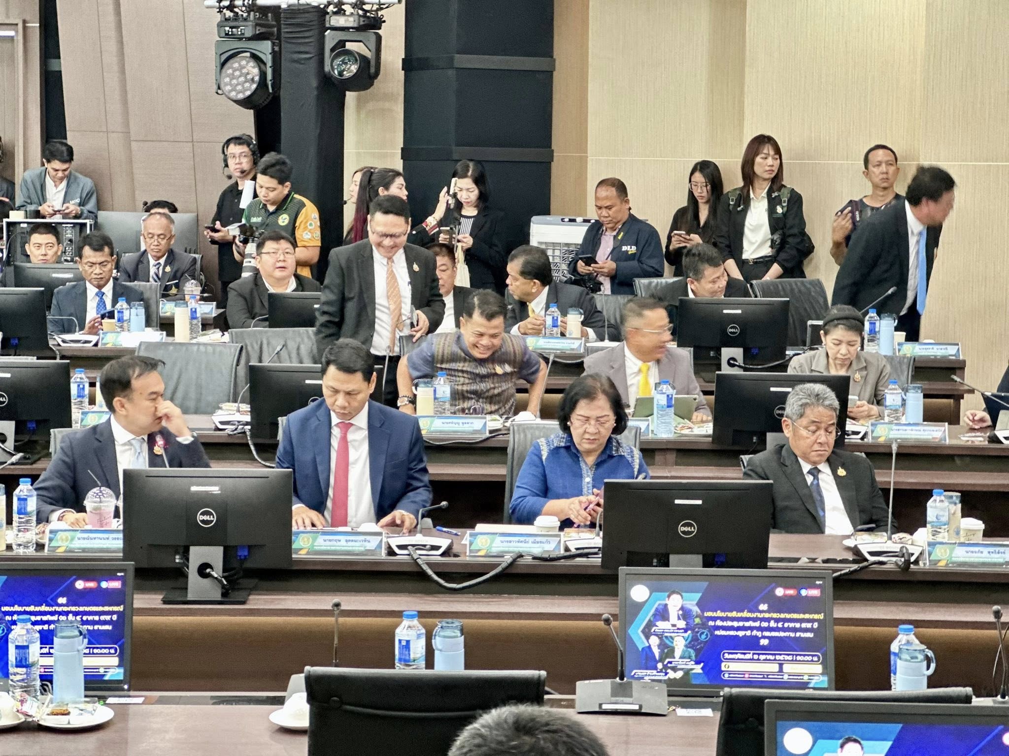 สรุปภาพรวมนโยบายรองนายกรัฐมนตรีและรัฐมนตรีว่าการกระทรวงเกษตรและสหกรณ์ ร้อยเอก ธรรมนัส พรหมเผ่า มอบให้กับข้าราชการในสังกัด 6 5566936