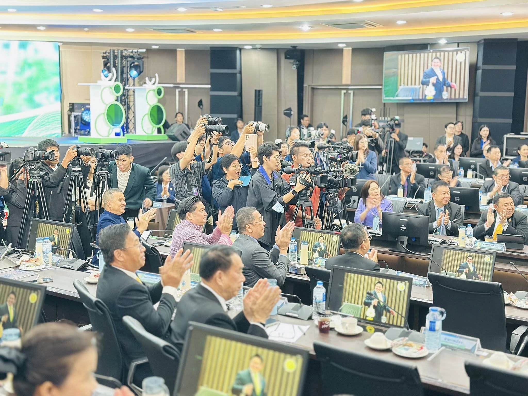 สรุปภาพรวมนโยบายรองนายกรัฐมนตรีและรัฐมนตรีว่าการกระทรวงเกษตรและสหกรณ์ ร้อยเอก ธรรมนัส พรหมเผ่า มอบให้กับข้าราชการในสังกัด 7 557130855