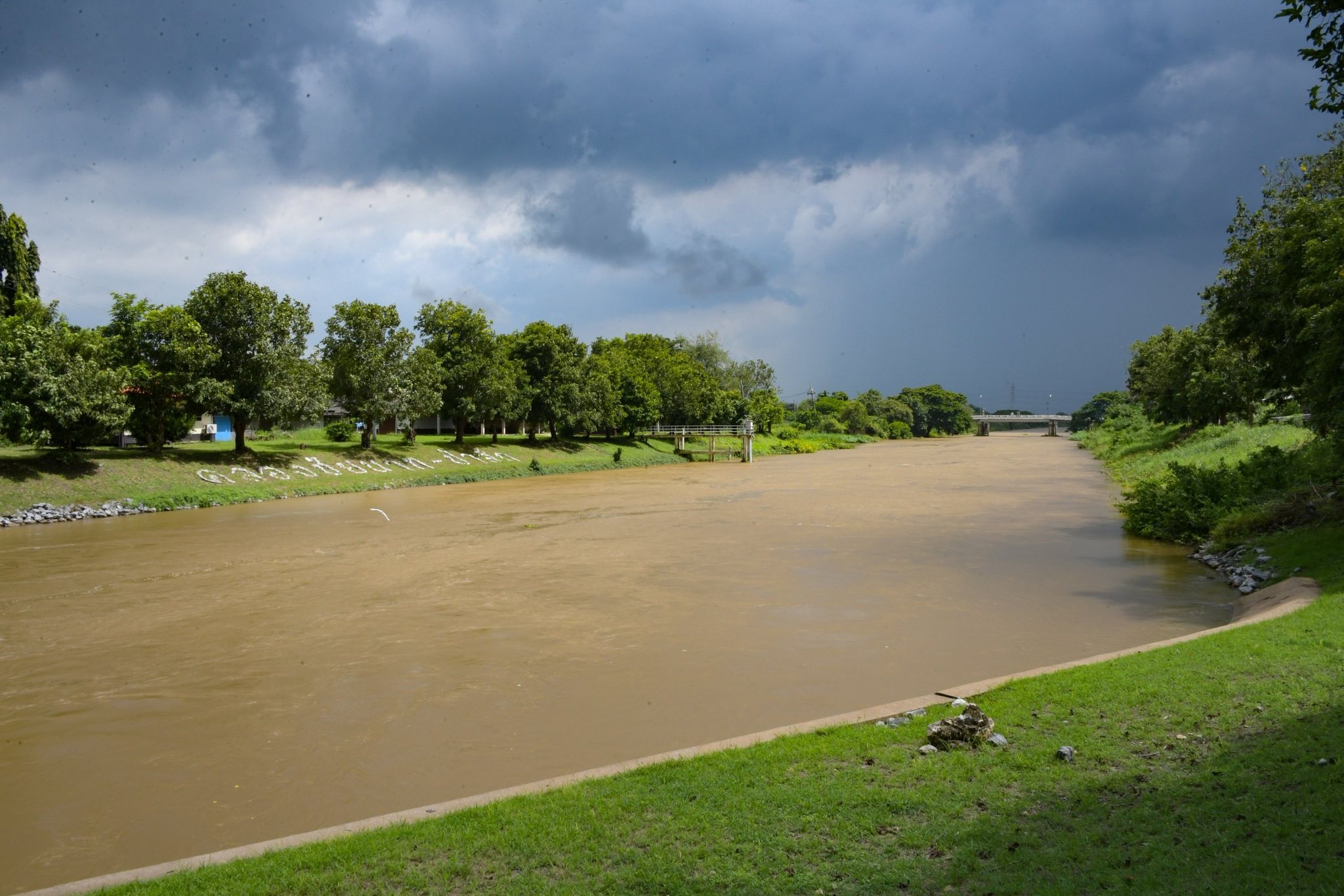 อธิบดีกรมชลฯ ติดตามน้ำเจ้าพระยา เข้มวางแผนรับมือน้ำเหนือ 7 557624613 1212494357591833 6313030717567493789 n