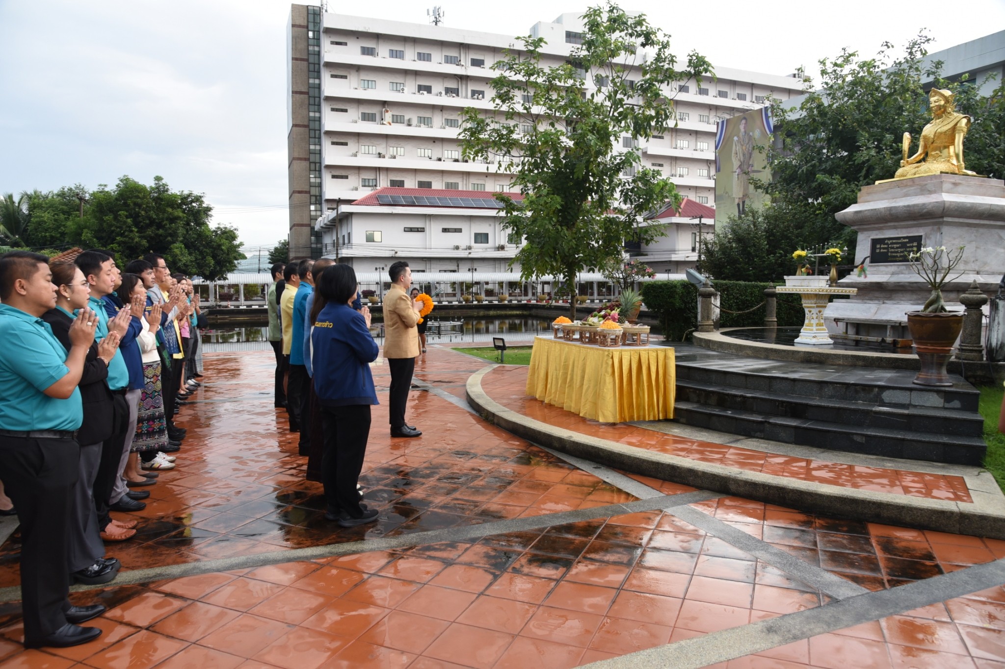 อธิบดีกรมข้าว เข้าสักการะสิ่งศักดิ์สิทธิ์ หลังฝนแรก ปรากฏ 557732151 1332557022240756 5099504571059129273 n