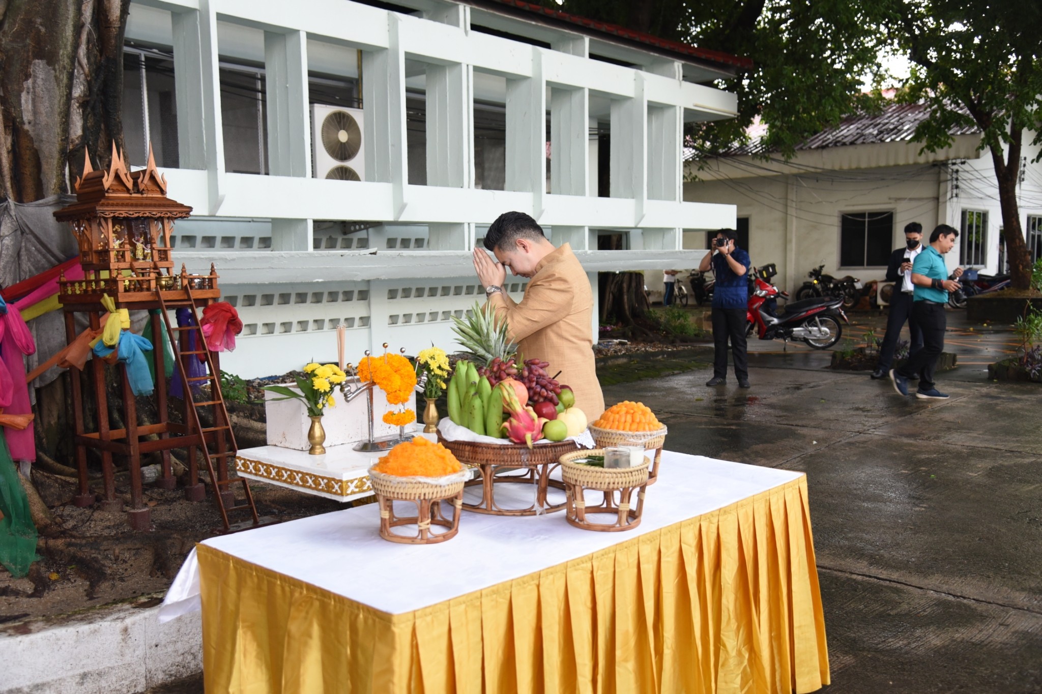 อธิบดีกรมข้าว เข้าสักการะสิ่งศักดิ์สิทธิ์ หลังฝนแรก ปรากฏ 558894500 1332557605574031 2402937737520497741 n