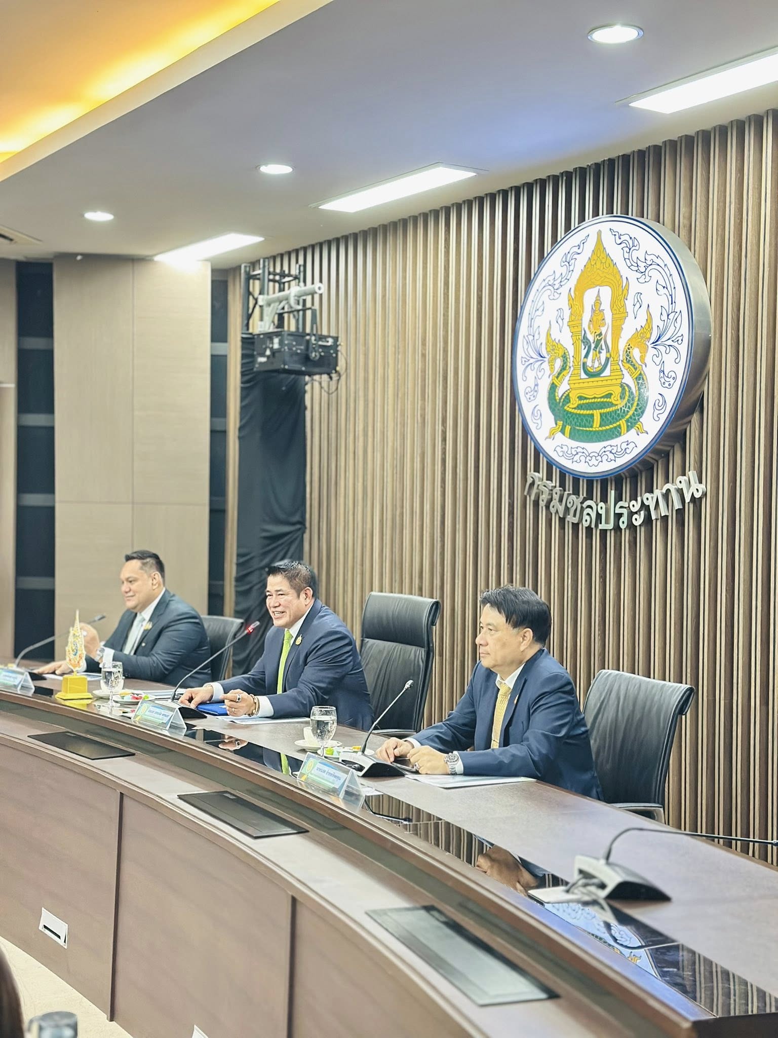 สรุปภาพรวมนโยบายรองนายกรัฐมนตรีและรัฐมนตรีว่าการกระทรวงเกษตรและสหกรณ์ ร้อยเอก ธรรมนัส พรหมเผ่า มอบให้กับข้าราชการในสังกัด 2 55890068