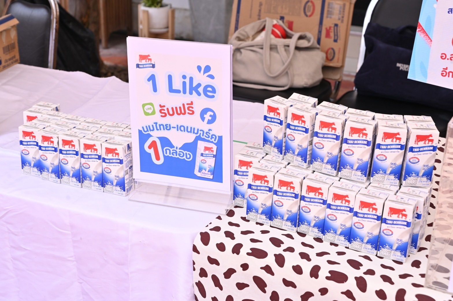 กรมปศุสัตว์จัดกิจกรรมส่งเสริมและสนับสนุนเกษตรกรผู้เลี้ยงโคนมไทย เชิญชวนเลือกซื้อผลิตภัณฑ์นมไทย-เดนมาร์ค พร้อมร่วมทำบุญ “น้องอิ่มนม เราอิ่มใจ” 8 558996577 1113526804223579 1549137272956355396 n
