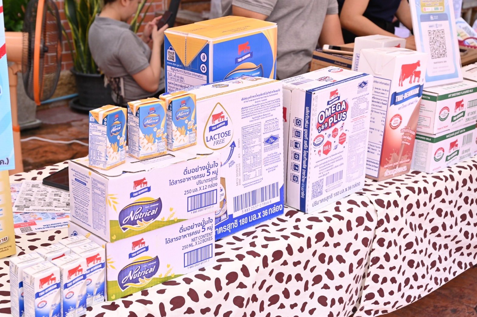 กรมปศุสัตว์จัดกิจกรรมส่งเสริมและสนับสนุนเกษตรกรผู้เลี้ยงโคนมไทย เชิญชวนเลือกซื้อผลิตภัณฑ์นมไทย-เดนมาร์ค พร้อมร่วมทำบุญ “น้องอิ่มนม เราอิ่มใจ” 9 560091618 1113526810890245 6160569577059113137 n