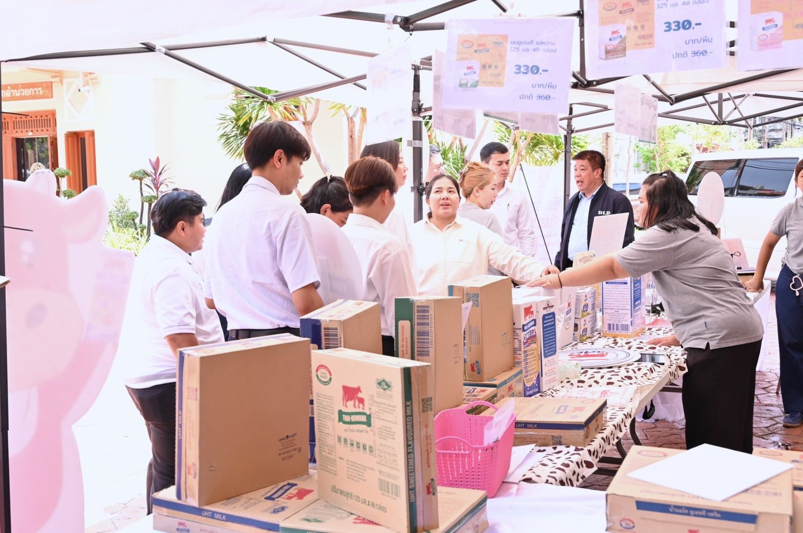 กรมปศุสัตว์จัดกิจกรรมส่งเสริมและสนับสนุนเกษตรกรผู้เลี้ยงโคนมไทย เชิญชวนเลือกซื้อผลิตภัณฑ์นมไทย-เดนมาร์ค พร้อมร่วมทำบุญ “น้องอิ่มนม เราอิ่มใจ” 6 560099817 1113527094223550 6210973523828238421 n