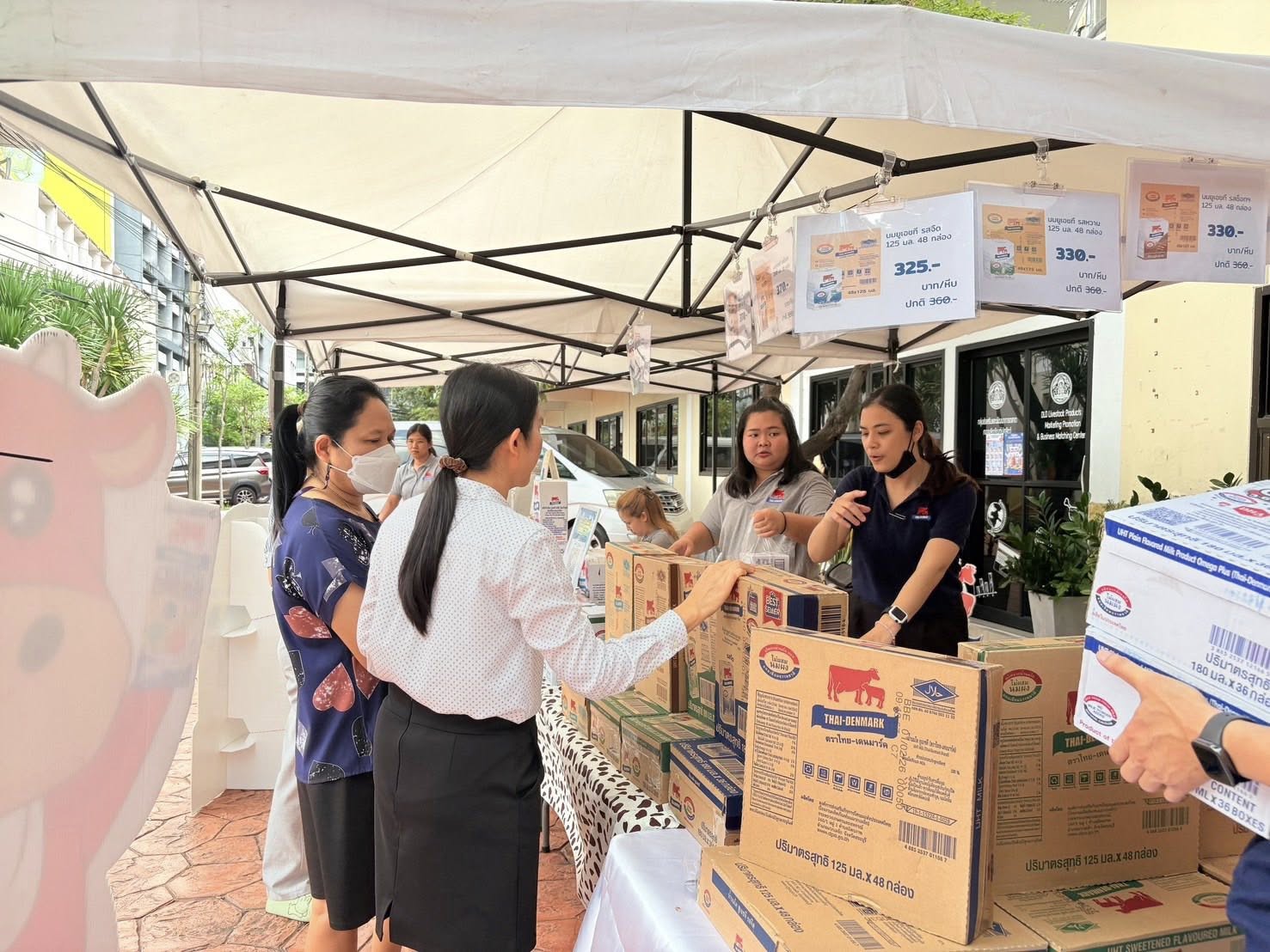 กรมปศุสัตว์จัดกิจกรรมส่งเสริมและสนับสนุนเกษตรกรผู้เลี้ยงโคนมไทย เชิญชวนเลือกซื้อผลิตภัณฑ์นมไทย-เดนมาร์ค พร้อมร่วมทำบุญ “น้องอิ่มนม เราอิ่มใจ” 5 560812537 1113525500890376 1965442219623019010 n