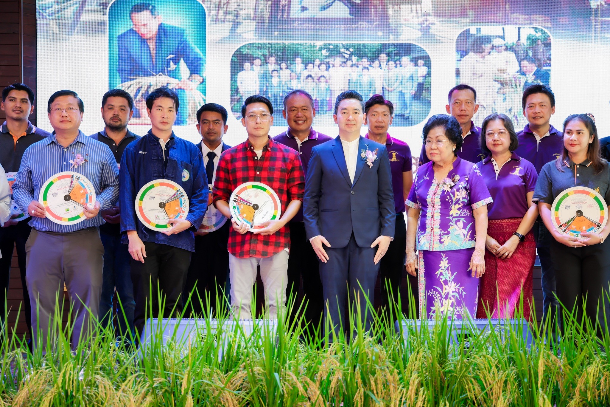 อธิบดีกรมการข้าว เปิดงาน “1 ทศวรรษใต้ร่มพระบารมี รำลึก 9 ปี มหาจักรีภูมิพล” เตรียมจับมือสมาคม / ภาคเอกชน ร่วมกันขยายการผลิตเมล็ดพันธุ์ข้าวให้เพียงพอต่อความต้องการของชาวนา 3 561378551 1342085234621268 8336875459219817327 n