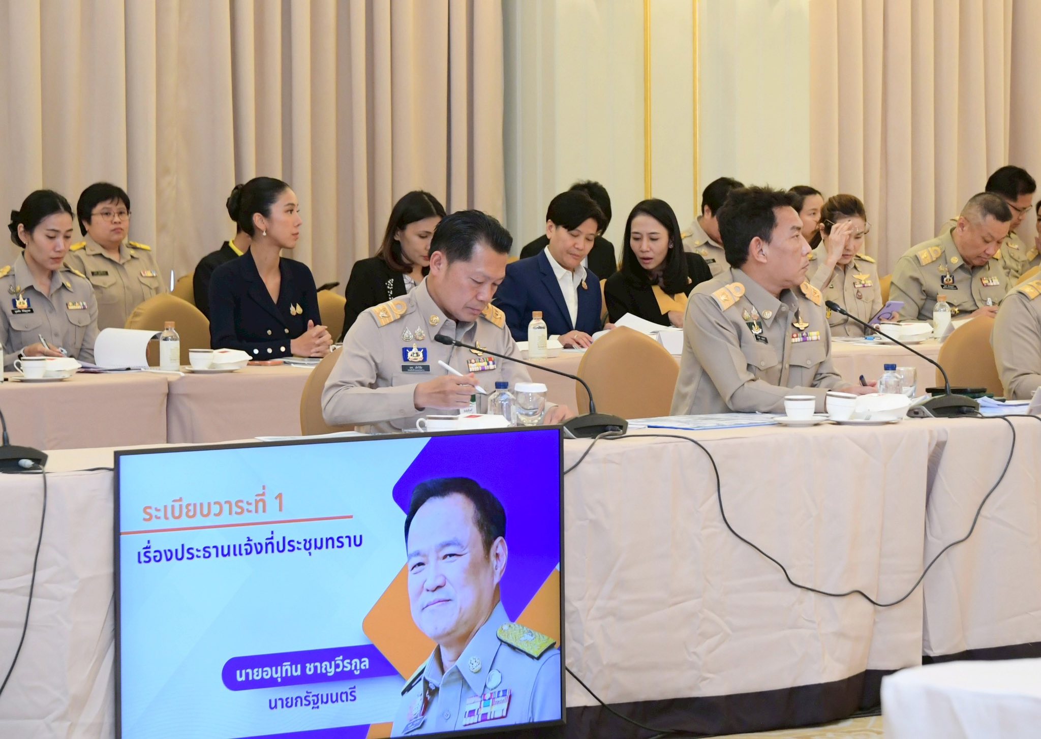 นายกฯอนุทิน ประชุมด่วน ตั้ง “ศูนย์ปฏิบัติการช่วยเหลือผู้ประสบภัยพิบัติทางธรรมชาติ” ช่วยเหลือประชาชน 7 561851000 1214375074070428 773054124475516318 n