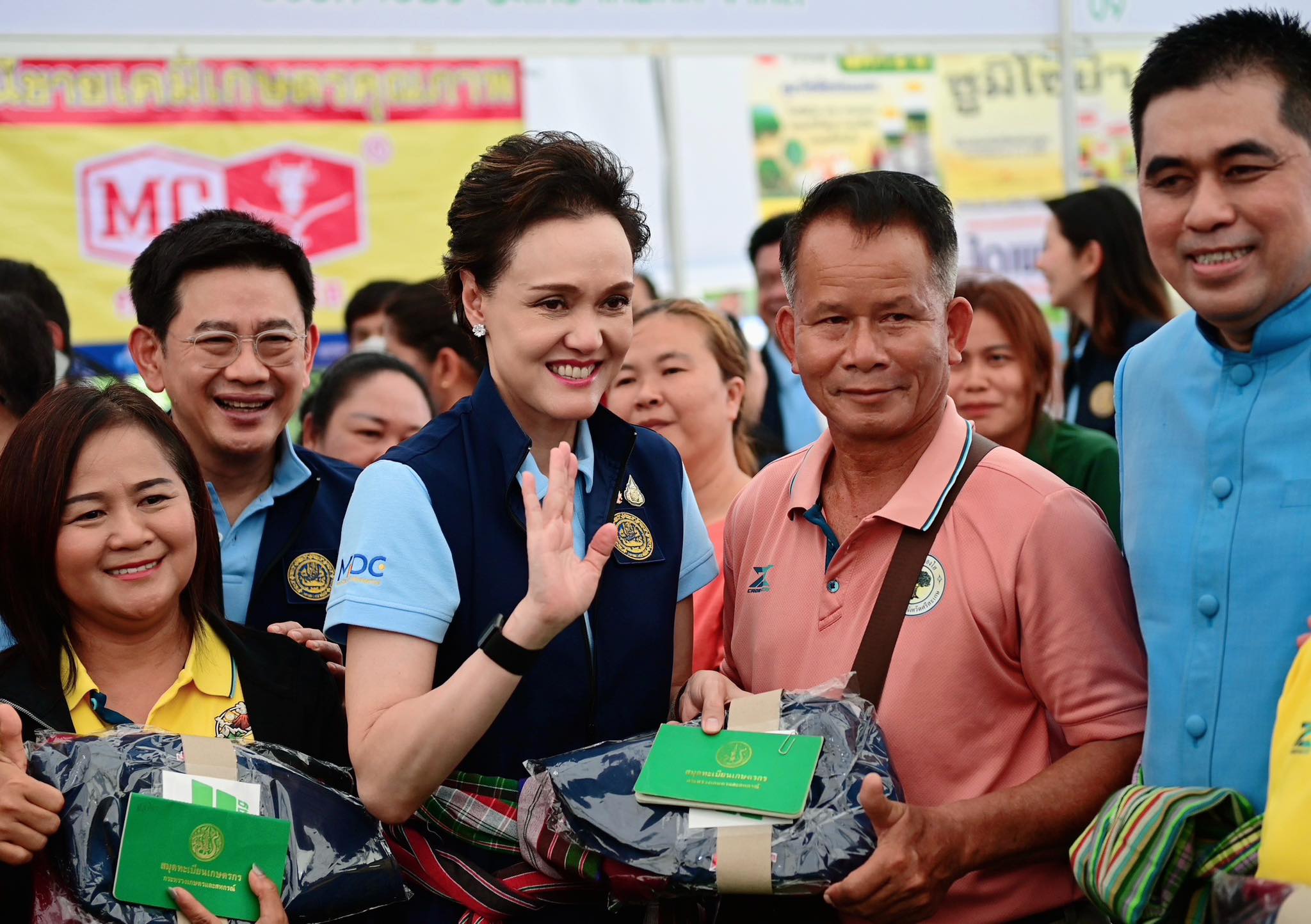 “พาณิชย์” ลุยศรีสะเกษ เปิดงาน “ธงเขียว” ลดราคาปุ๋ย-เคมีเกษตรสูงสุด 200 บาท/กระสอบ เดินหน้า “Quick Big Win” หนุนเกษตรกรชายแดนลดต้นทุน ยกระดับสินค้า GI สร้างรายได้ชุมชน 7 564001660 1246247657532683 5056754544631279381 n