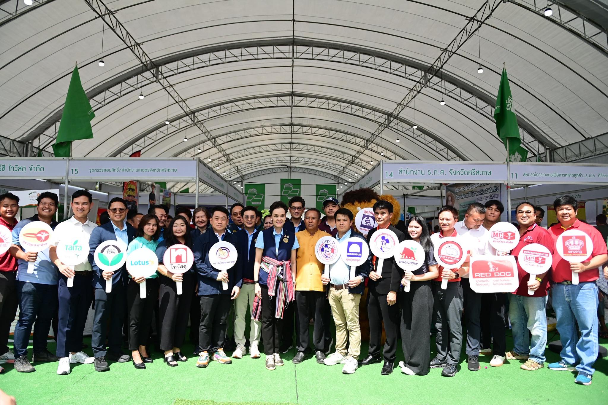 “พาณิชย์” ลุยศรีสะเกษ เปิดงาน “ธงเขียว” ลดราคาปุ๋ย-เคมีเกษตรสูงสุด 200 บาท/กระสอบ เดินหน้า “Quick Big Win” หนุนเกษตรกรชายแดนลดต้นทุน ยกระดับสินค้า GI สร้างรายได้ชุมชน 3 565743583 1246247624199353 2057736402946979111 n