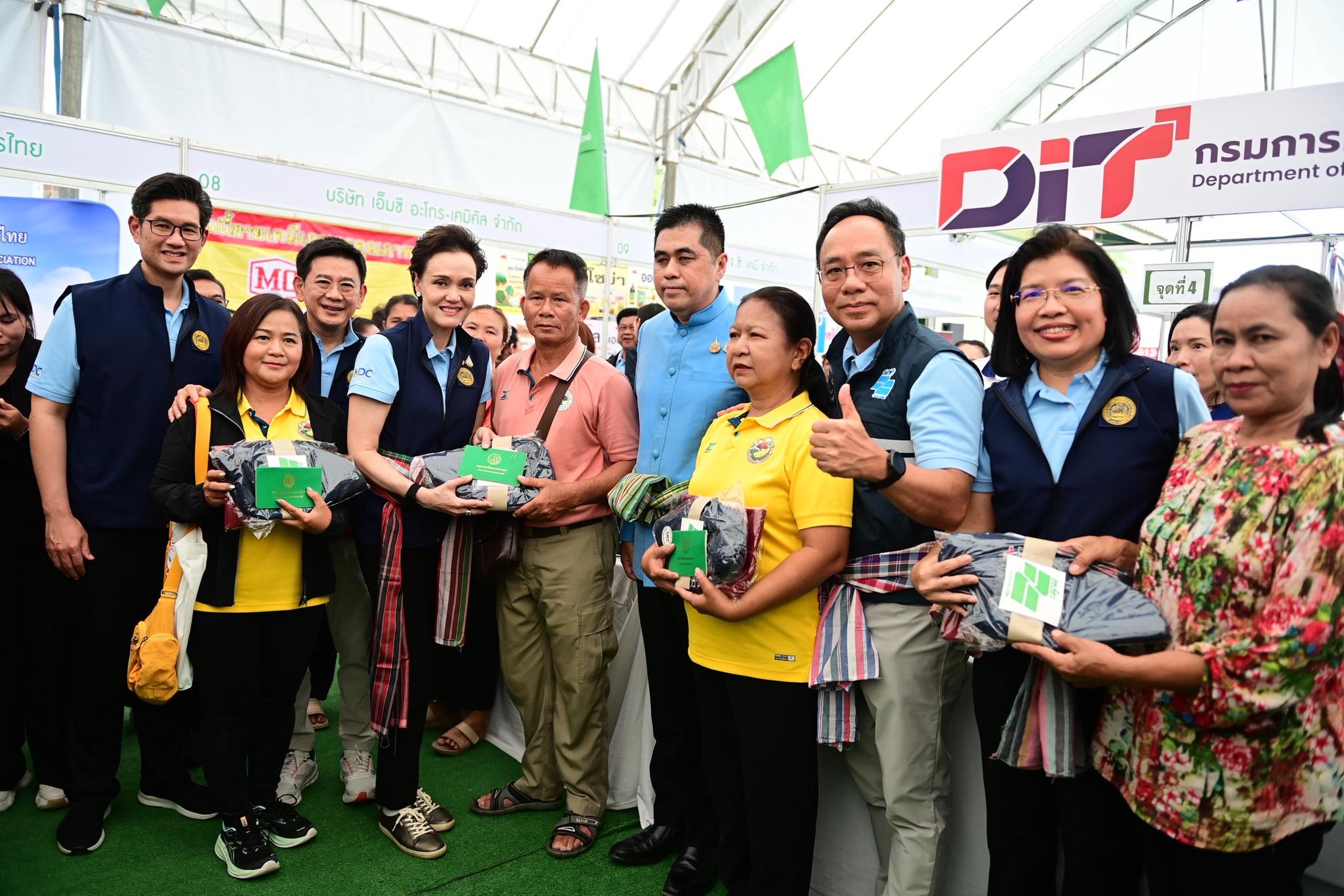 “พาณิชย์” ลุยศรีสะเกษ เปิดงาน “ธงเขียว” ลดราคาปุ๋ย-เคมีเกษตรสูงสุด 200 บาท/กระสอบ เดินหน้า “Quick Big Win” หนุนเกษตรกรชายแดนลดต้นทุน ยกระดับสินค้า GI สร้างรายได้ชุมชน 8 565931356 1246247557532693 1301520930190492359 n