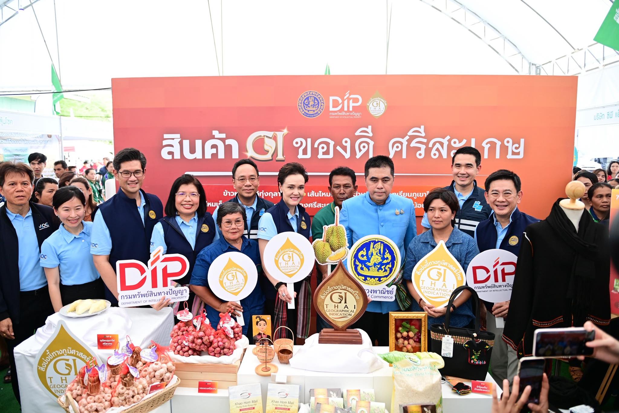 “พาณิชย์” ลุยศรีสะเกษ เปิดงาน “ธงเขียว” ลดราคาปุ๋ย-เคมีเกษตรสูงสุด 200 บาท/กระสอบ เดินหน้า “Quick Big Win” หนุนเกษตรกรชายแดนลดต้นทุน ยกระดับสินค้า GI สร้างรายได้ชุมชน 9 566224135 1246247604199355 9015442676415264029 n