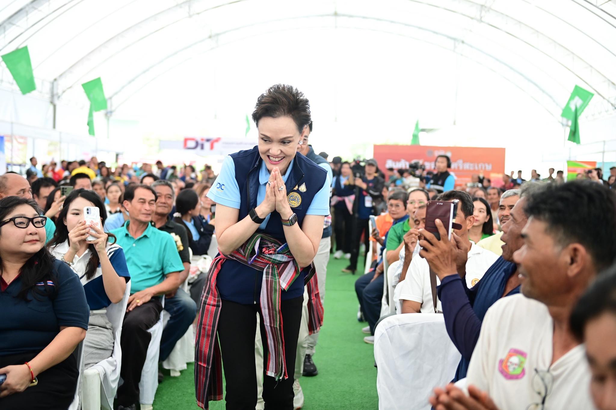 “พาณิชย์” ลุยศรีสะเกษ เปิดงาน “ธงเขียว” ลดราคาปุ๋ย-เคมีเกษตรสูงสุด 200 บาท/กระสอบ เดินหน้า “Quick Big Win” หนุนเกษตรกรชายแดนลดต้นทุน ยกระดับสินค้า GI สร้างรายได้ชุมชน 2 566279976 1246247510866031 1347533795303518735 n