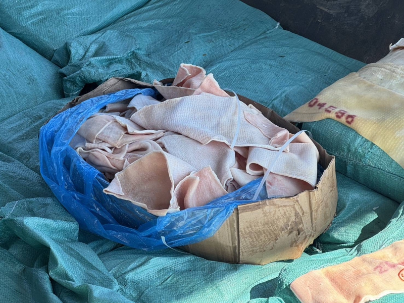 ฉก.พญานาคราช จับหนังหมูเถื่อน ริมชายแดนแม่น้ำโขง มูลค่ากว่า 112,000 บาท 7 681000000727