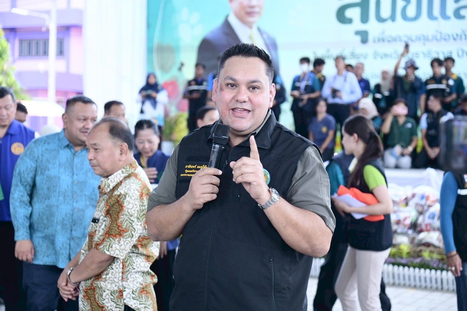 “รมช.อามินทร์” สานต่อโครงการเร่งรัดผ่าตัดทำหมันสุนัขและแมวฯ คุมโรคพิษสุนัขบ้าในพื้นที่ จ.นราธิวาส พร้อมปล่อยคาราวานหญ้าอาหารสัตว์ ตั้งเป้าสนับสนุนกว่า 600 ตัน รับมือภัยพิบัติ 3 จังหวัดชายแดนใต้ 2 S 10191093 1