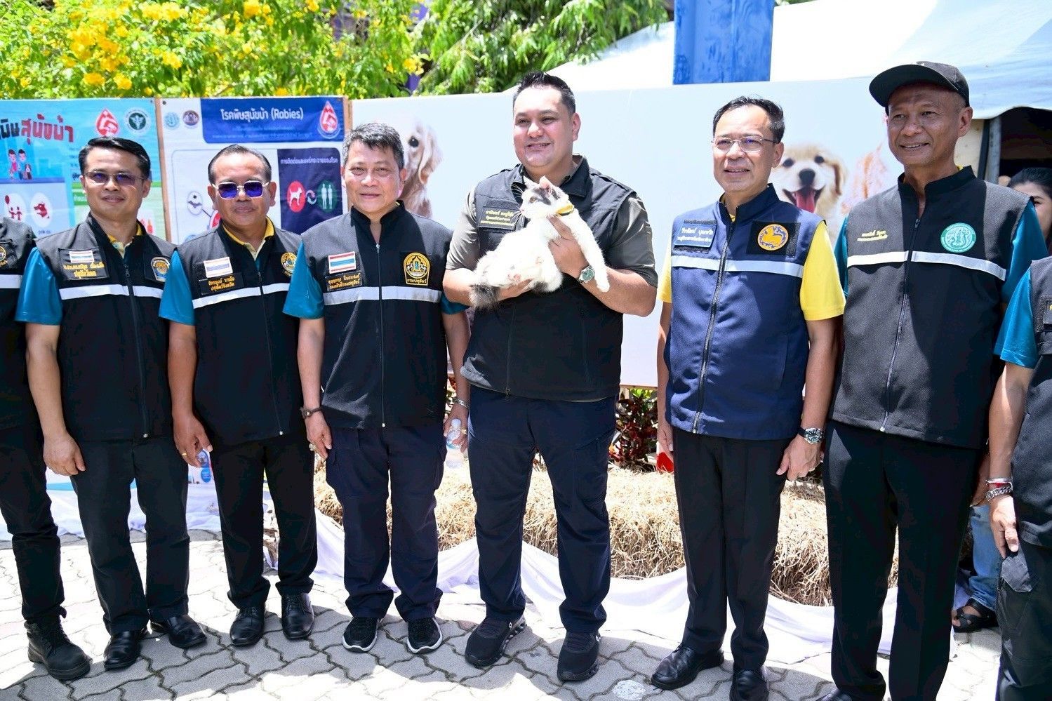 “รมช.อามินทร์” สานต่อโครงการเร่งรัดผ่าตัดทำหมันสุนัขและแมวฯ คุมโรคพิษสุนัขบ้าในพื้นที่ จ.นราธิวาส พร้อมปล่อยคาราวานหญ้าอาหารสัตว์ ตั้งเป้าสนับสนุนกว่า 600 ตัน รับมือภัยพิบัติ 3 จังหวัดชายแดนใต้ 4 S 10191102