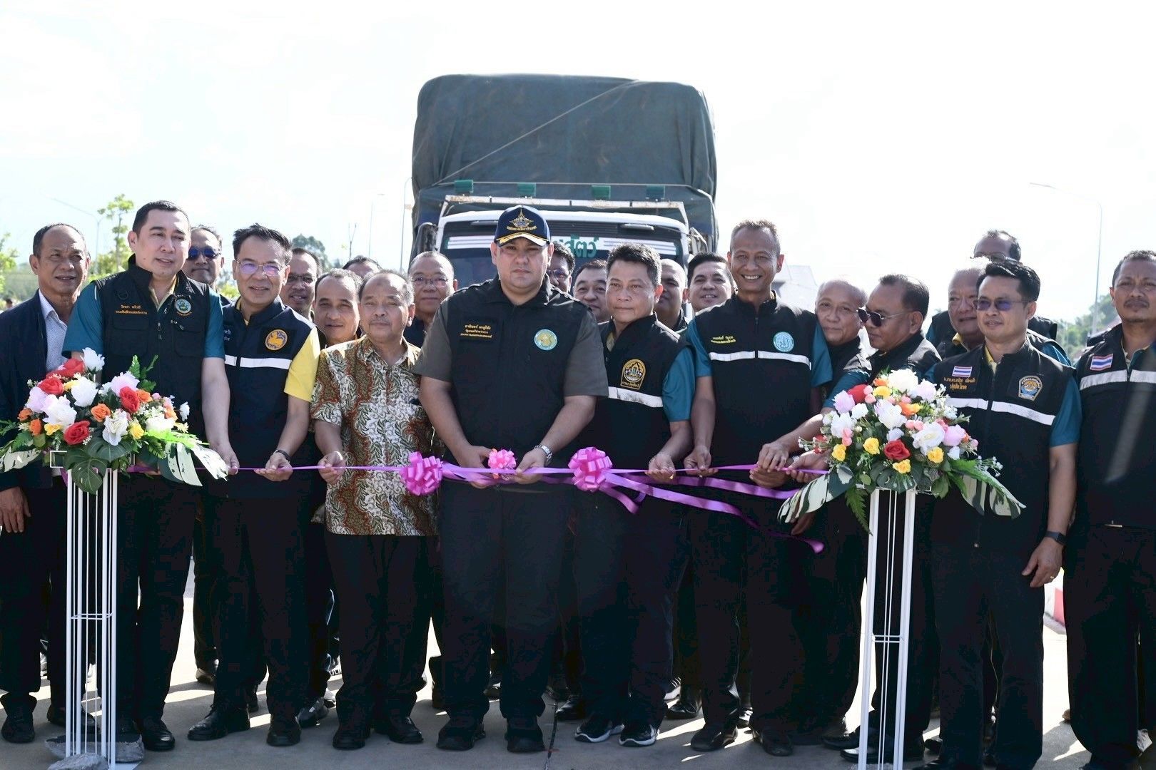 “รมช.อามินทร์” สานต่อโครงการเร่งรัดผ่าตัดทำหมันสุนัขและแมวฯ คุมโรคพิษสุนัขบ้าในพื้นที่ จ.นราธิวาส พร้อมปล่อยคาราวานหญ้าอาหารสัตว์ ตั้งเป้าสนับสนุนกว่า 600 ตัน รับมือภัยพิบัติ 3 จังหวัดชายแดนใต้ 6 S 10191106