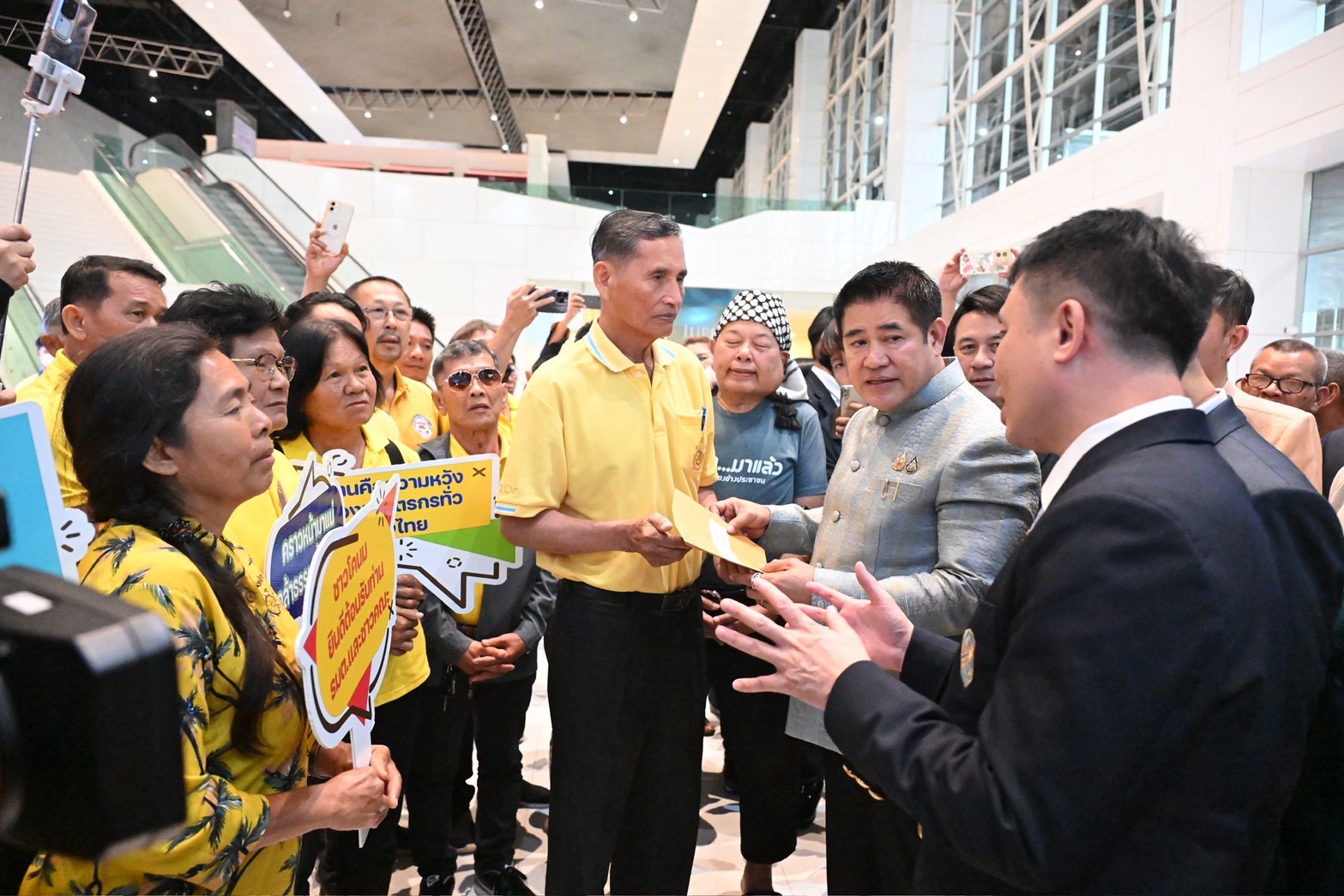 “ธรรมนัส”รับฟังปัญหาผู้เลี้ยงโคนม พร้อมรับปากเร่งแก้ไขปัญหาความเดือดร้อนเกษตรกรโคนม 2 S 140189764