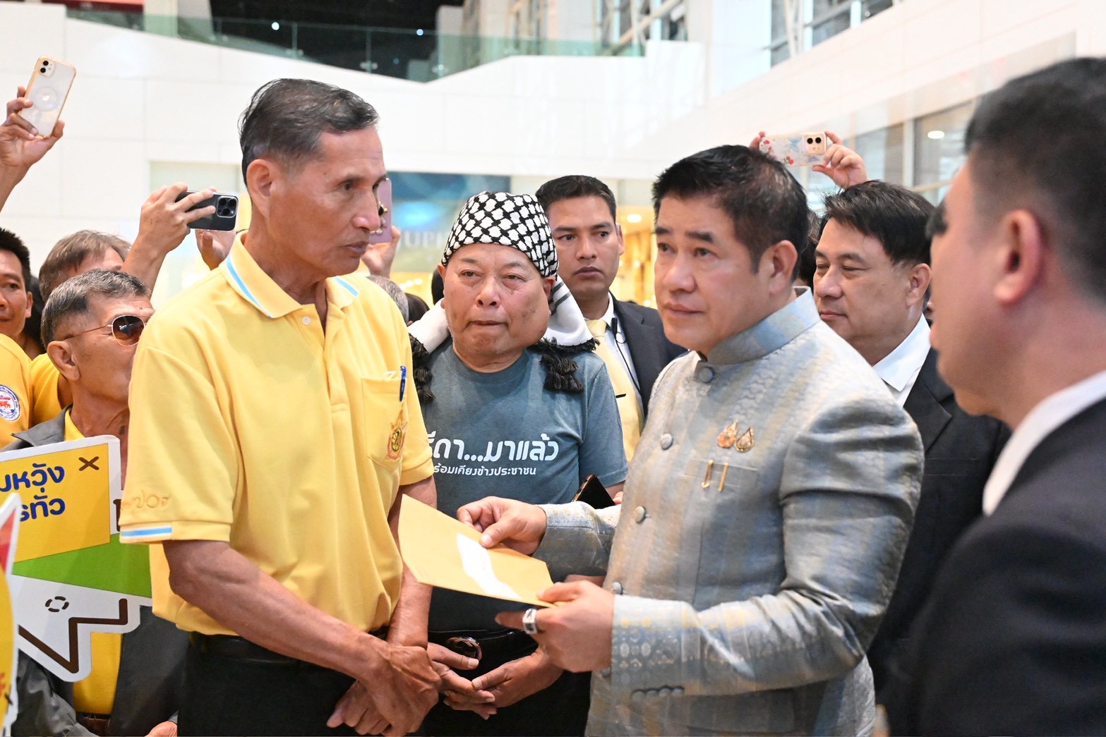 “ธรรมนัส”รับฟังปัญหาผู้เลี้ยงโคนม พร้อมรับปากเร่งแก้ไขปัญหาความเดือดร้อนเกษตรกรโคนม 3 S 140189765