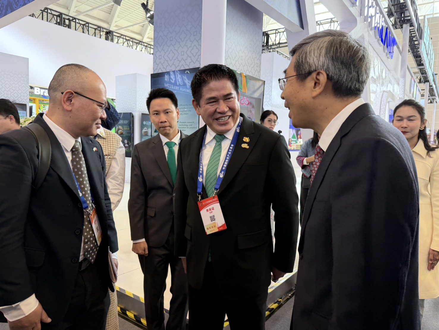 “รองนายกฯ ธรรมนัส”นำทัพไทยบุกงานเกษตรนานาชาติ เทียนจิน โชว์ศักยภาพสินค้าเกษตรพรีเมียม ดันไทยสู่ศูนย์กลางอาหารโลก ขยายความร่วมมือการค้า ฉลอง 50 ปีสัมพันธ์ทางการทูตไทย–จีน สร้างโอกาสเกษตรกรไทยเชื่อมตลาดโลก 8 S 1442024