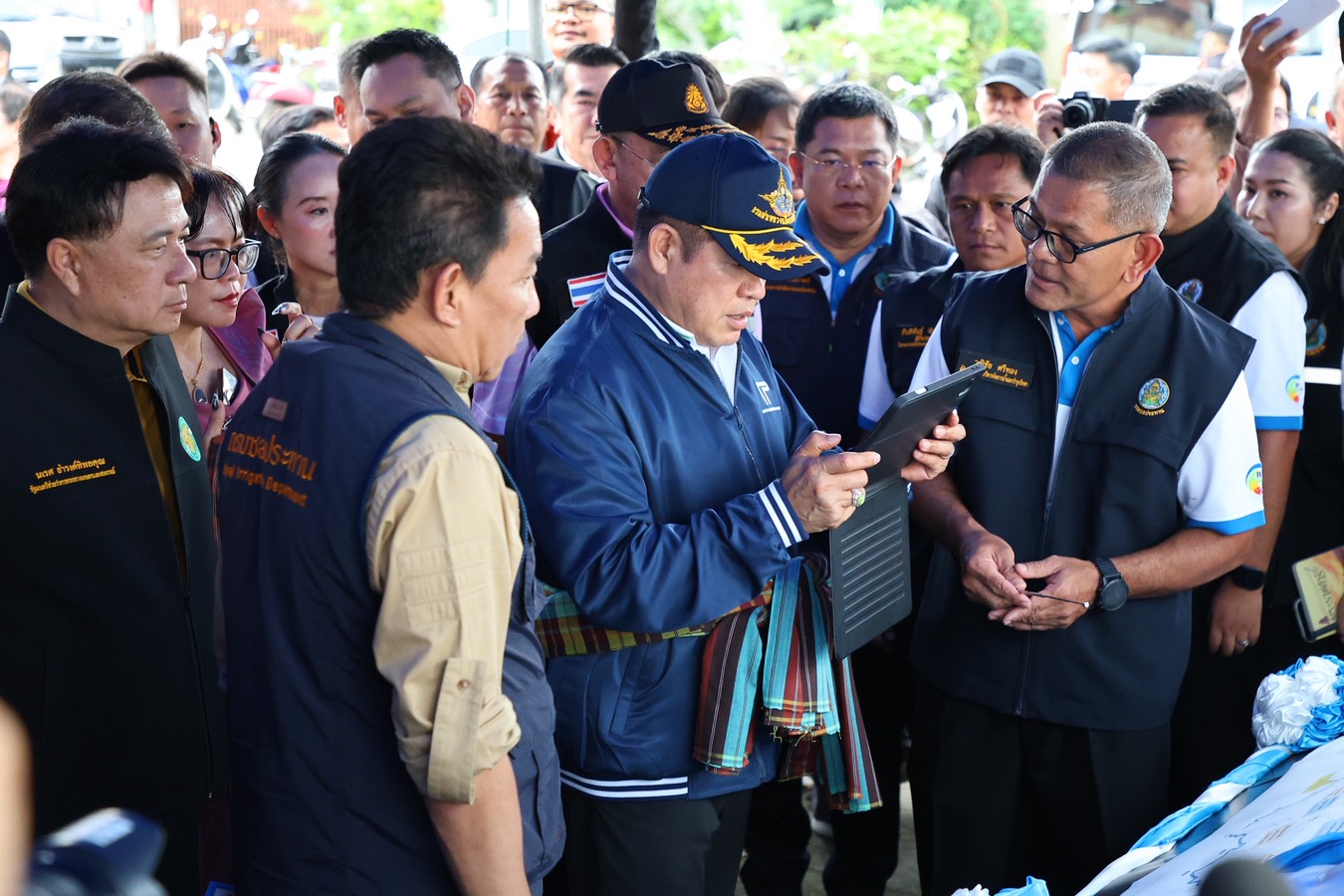 รมว.ธรรมนัส นำ 2 รมช.ลุย อุบลฯ ตรวจน้ำท่วม สั่ง กรมชลฯเร่งระบายน้ำ มั่นใจ 15 วันลดลง ดันสร้าง“อุโมงค์ผันน้ำอ้อมแก่งสะพือ”เข้างบปี 70 2 S 14458980