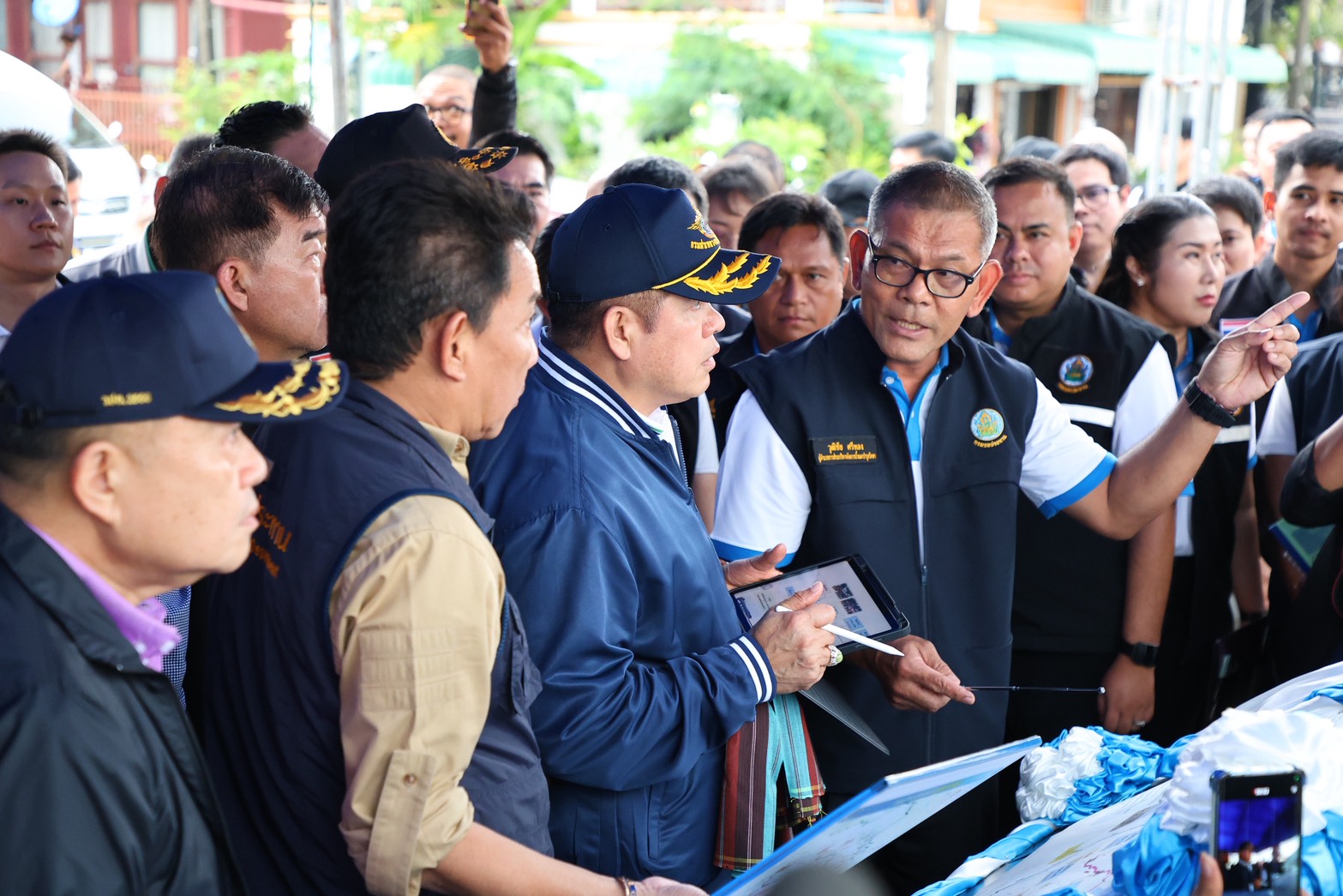 รมว.ธรรมนัส นำ 2 รมช.ลุย อุบลฯ ตรวจน้ำท่วม สั่ง กรมชลฯเร่งระบายน้ำ มั่นใจ 15 วันลดลง ดันสร้าง“อุโมงค์ผันน้ำอ้อมแก่งสะพือ”เข้างบปี 70 4 S 14458988