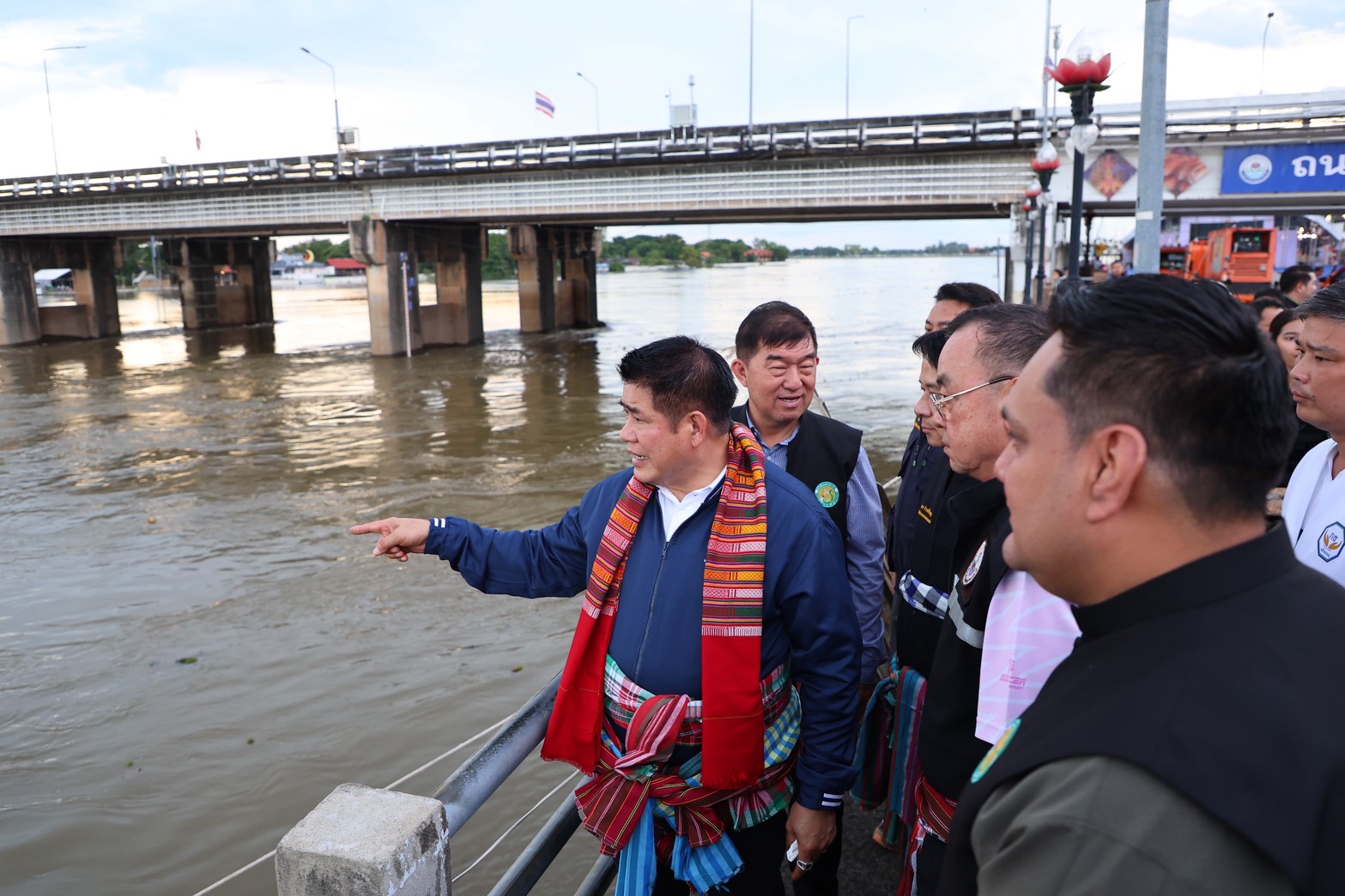 รมว.ธรรมนัส นำ 2 รมช.ลุย อุบลฯ ตรวจน้ำท่วม สั่ง กรมชลฯเร่งระบายน้ำ มั่นใจ 15 วันลดลง ดันสร้าง“อุโมงค์ผันน้ำอ้อมแก่งสะพือ”เข้างบปี 70 8 S 14459014