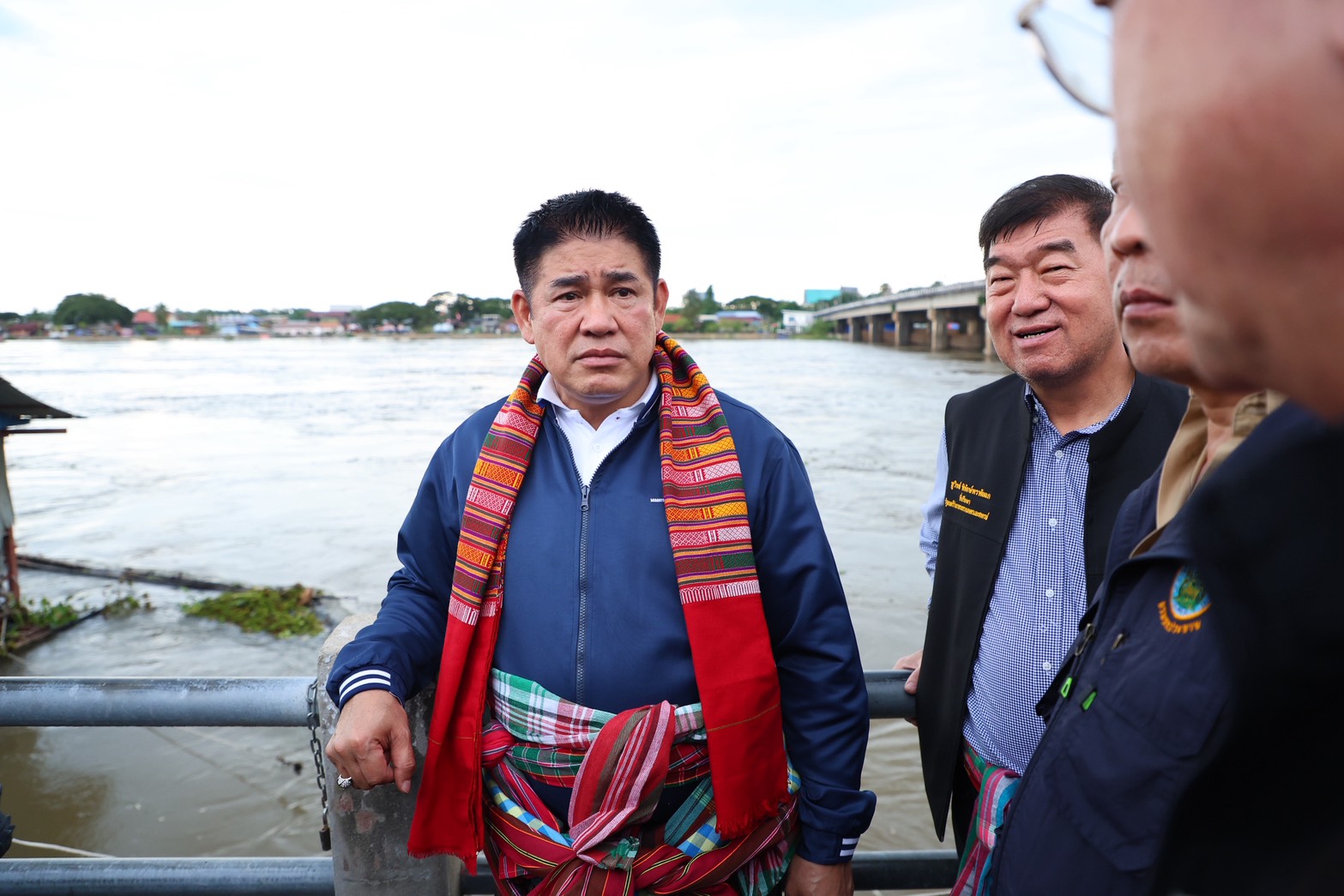 รมว.ธรรมนัส นำ 2 รมช.ลุย อุบลฯ ตรวจน้ำท่วม สั่ง กรมชลฯเร่งระบายน้ำ มั่นใจ 15 วันลดลง ดันสร้าง“อุโมงค์ผันน้ำอ้อมแก่งสะพือ”เข้างบปี 70 9 S 14459020