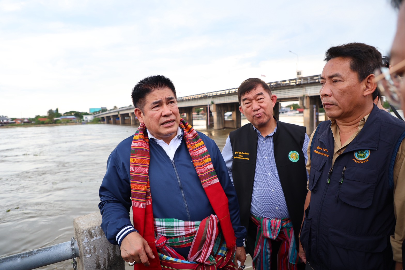 รมว.ธรรมนัส นำ 2 รมช.ลุย อุบลฯ ตรวจน้ำท่วม สั่ง กรมชลฯเร่งระบายน้ำ มั่นใจ 15 วันลดลง ดันสร้าง“อุโมงค์ผันน้ำอ้อมแก่งสะพือ”เข้างบปี 70 10 S 14459024