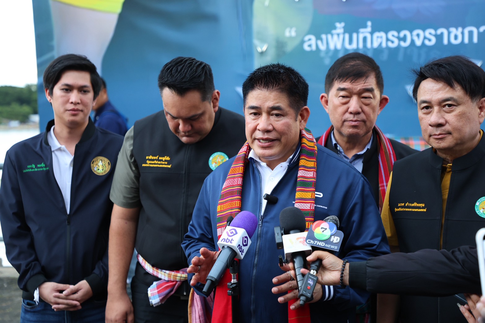 รมว.ธรรมนัส นำ 2 รมช.ลุย อุบลฯ ตรวจน้ำท่วม สั่ง กรมชลฯเร่งระบายน้ำ มั่นใจ 15 วันลดลง ดันสร้าง“อุโมงค์ผันน้ำอ้อมแก่งสะพือ”เข้างบปี 70 11 S 14459038