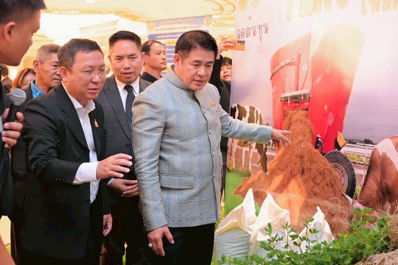 กรมปศุสัตว์ ขานรับนโยบาย รมว.กษ. เดินหน้าเร่งขับเคลื่อนโครงการอาหารสัตว์ธงเขียว มุ่งลดต้นทุนอาหารสัตว์ สร้างรายได้ให้เกษตรกรอย่างเป็นรูปธรรม 3 S 16687208