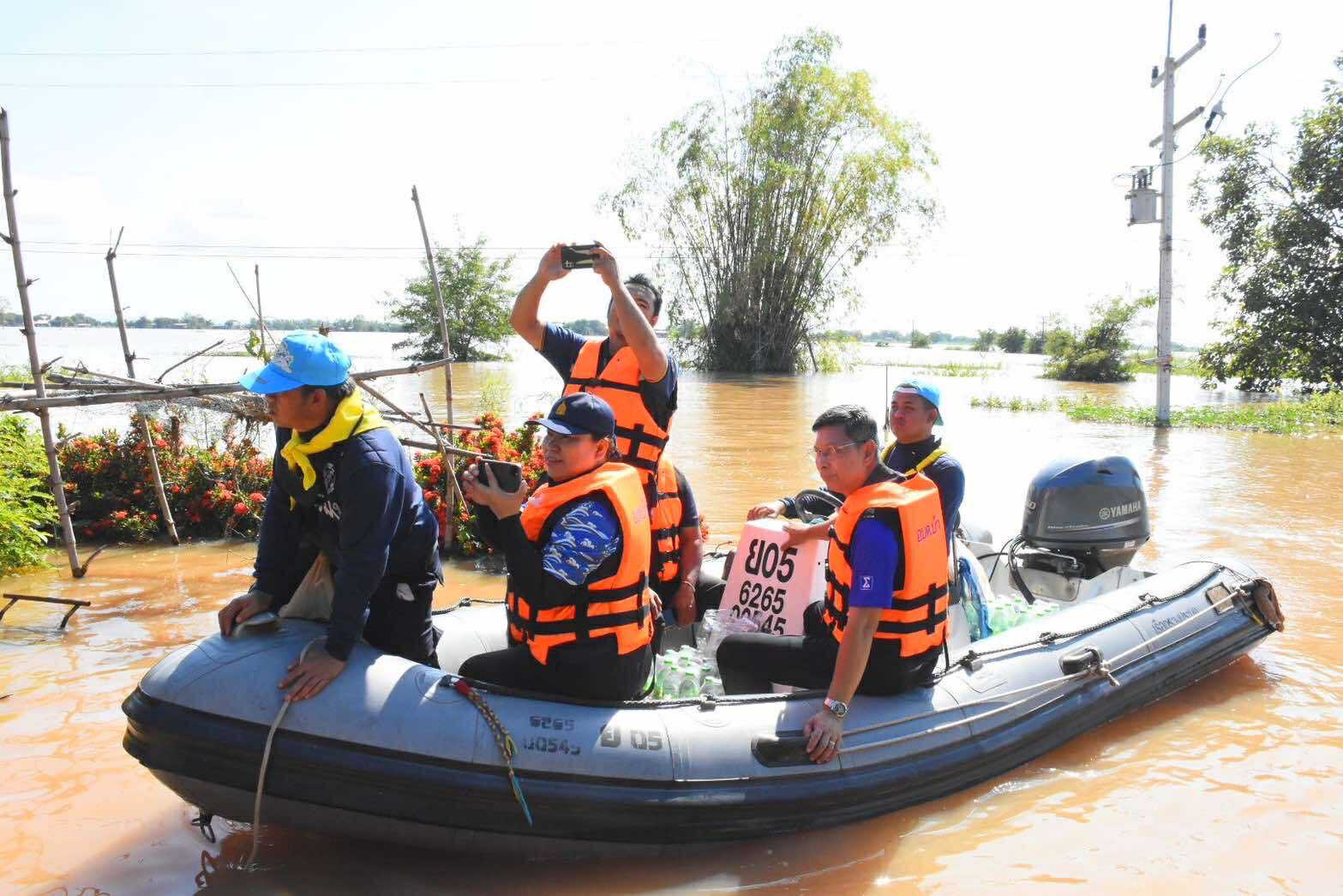 หน่วยงานในสังกัดกระทรวงเกษตรบูรณาการแจกของช่วยเหลือพื้นที่บางระกำโมเดล จังหวัดพิษณุโลก 2 S 18358278 1