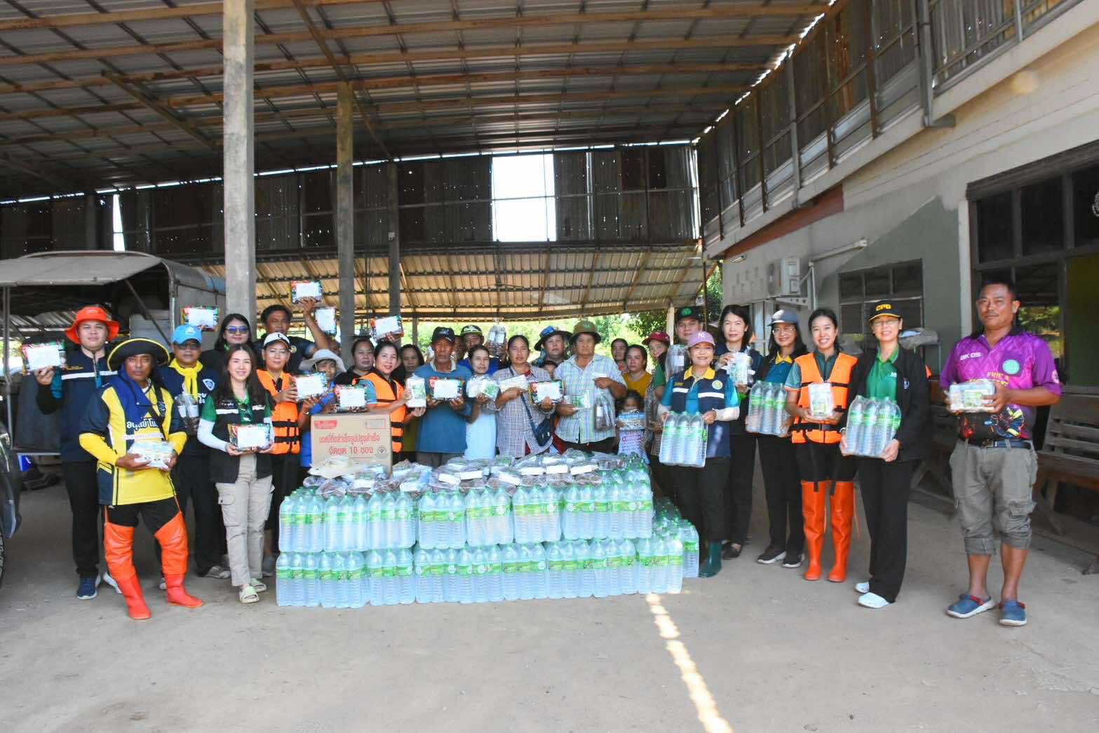 หน่วยงานในสังกัดกระทรวงเกษตรบูรณาการแจกของช่วยเหลือพื้นที่บางระกำโมเดล จังหวัดพิษณุโลก 3 S 18358279