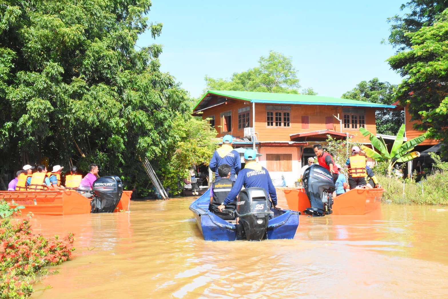 หน่วยงานในสังกัดกระทรวงเกษตรบูรณาการแจกของช่วยเหลือพื้นที่บางระกำโมเดล จังหวัดพิษณุโลก 4 S 18358281