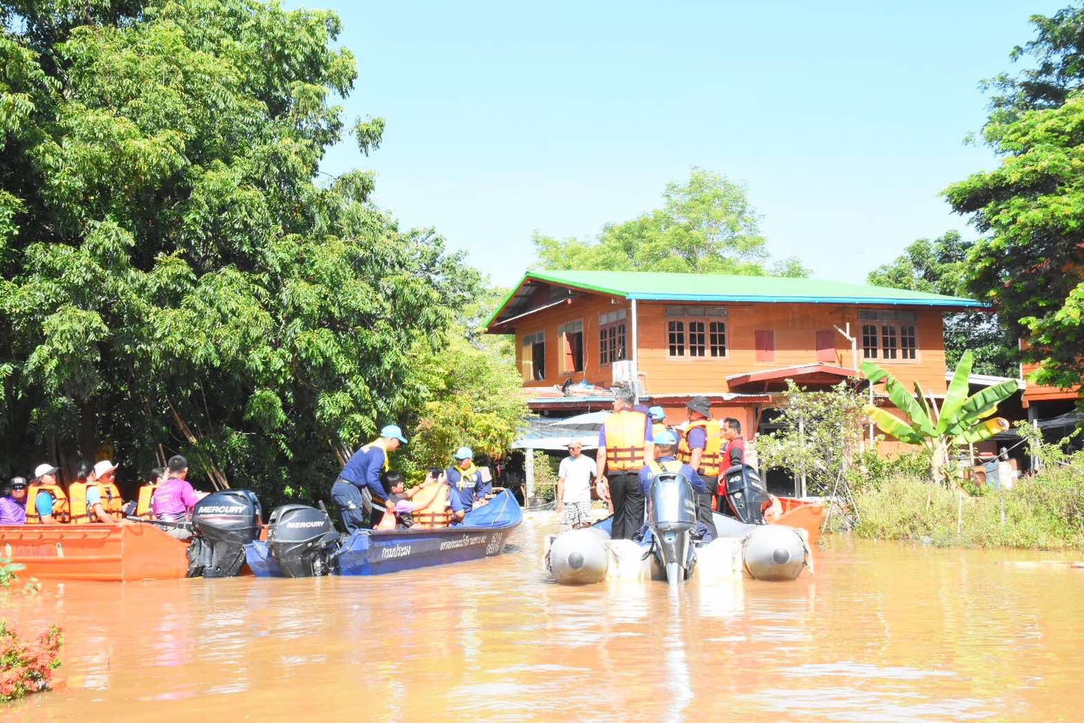 หน่วยงานในสังกัดกระทรวงเกษตรบูรณาการแจกของช่วยเหลือพื้นที่บางระกำโมเดล จังหวัดพิษณุโลก 5 S 18358282