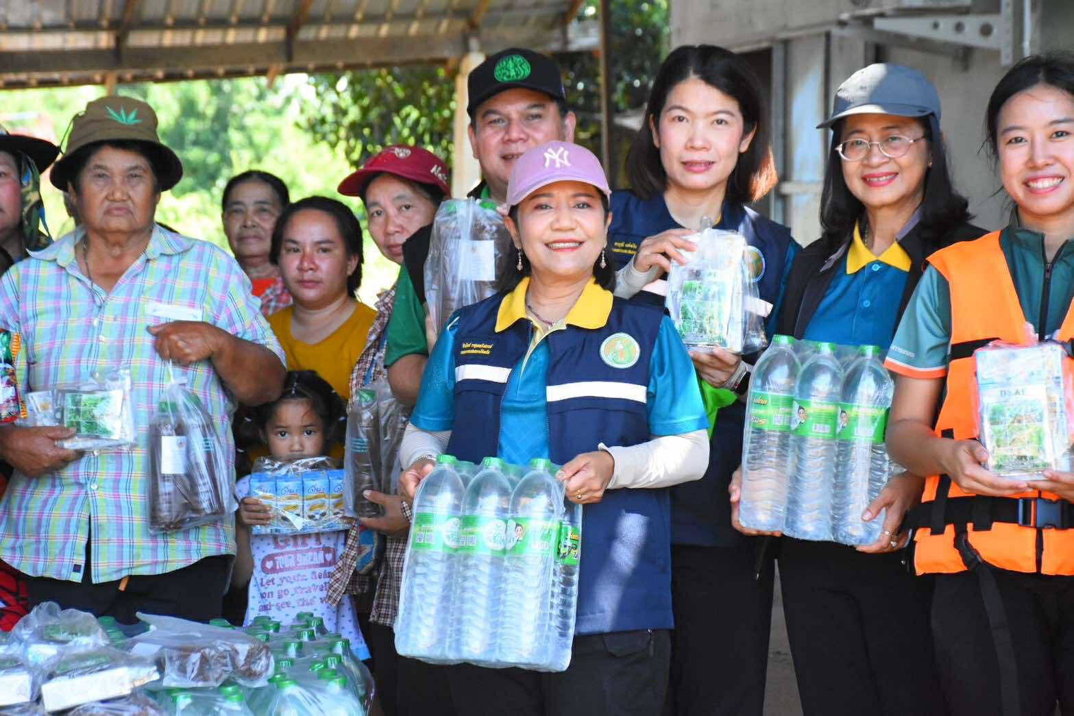 หน่วยงานในสังกัดกระทรวงเกษตรบูรณาการแจกของช่วยเหลือพื้นที่บางระกำโมเดล จังหวัดพิษณุโลก 7 S 18358284