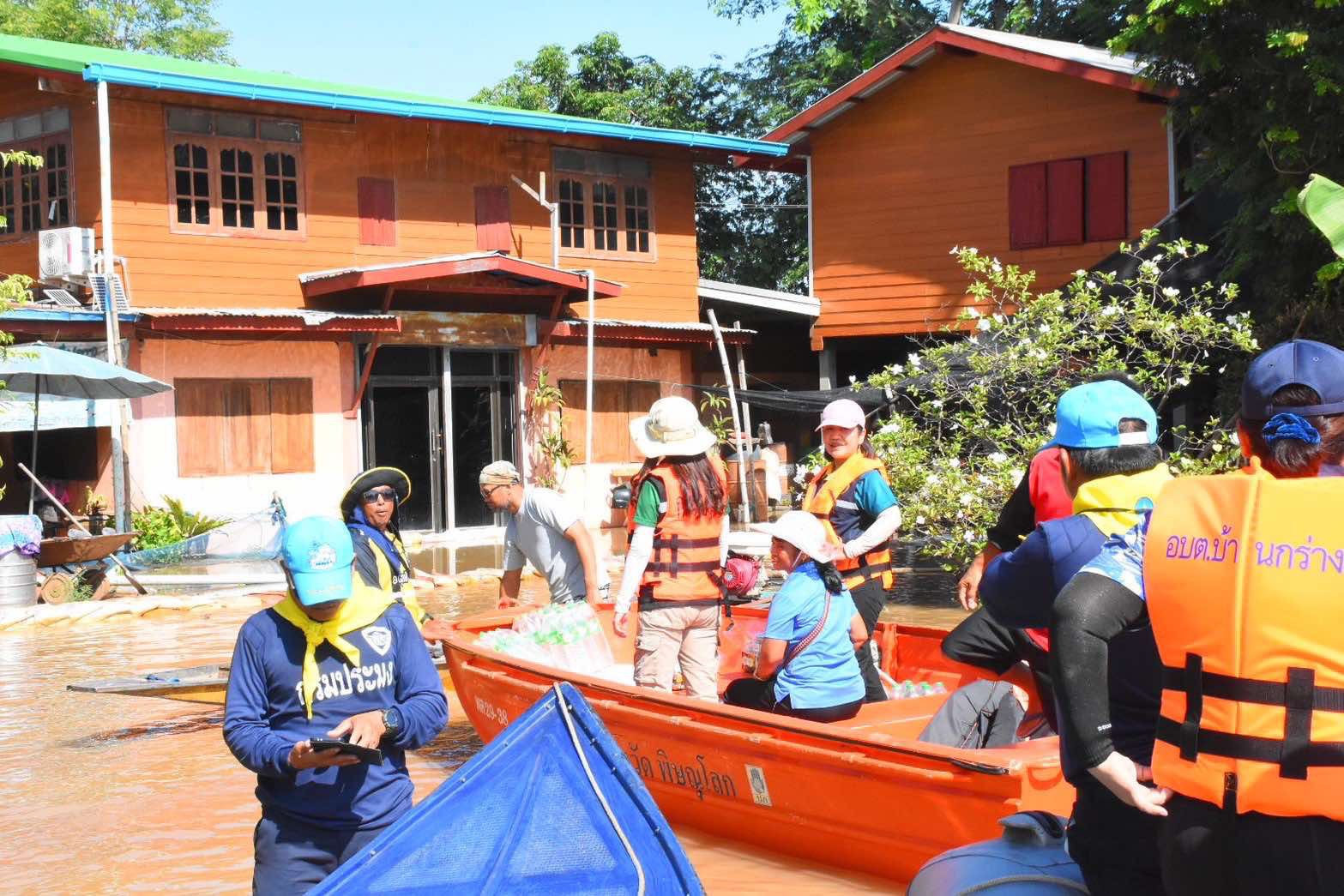 หน่วยงานในสังกัดกระทรวงเกษตรบูรณาการแจกของช่วยเหลือพื้นที่บางระกำโมเดล จังหวัดพิษณุโลก 8 S 18358285