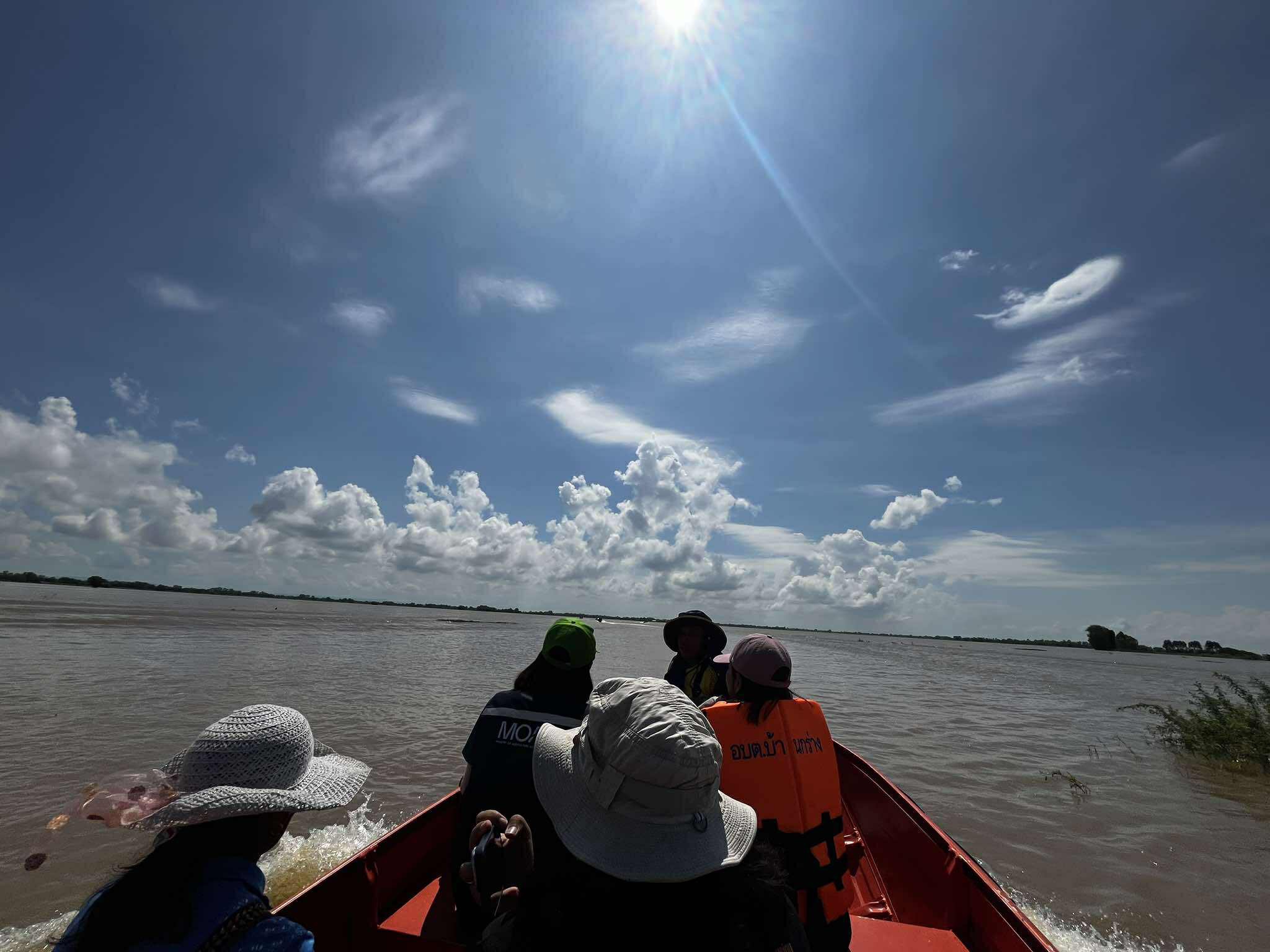 หน่วยงานในสังกัดกระทรวงเกษตรบูรณาการแจกของช่วยเหลือพื้นที่บางระกำโมเดล จังหวัดพิษณุโลก 9 S 18358290