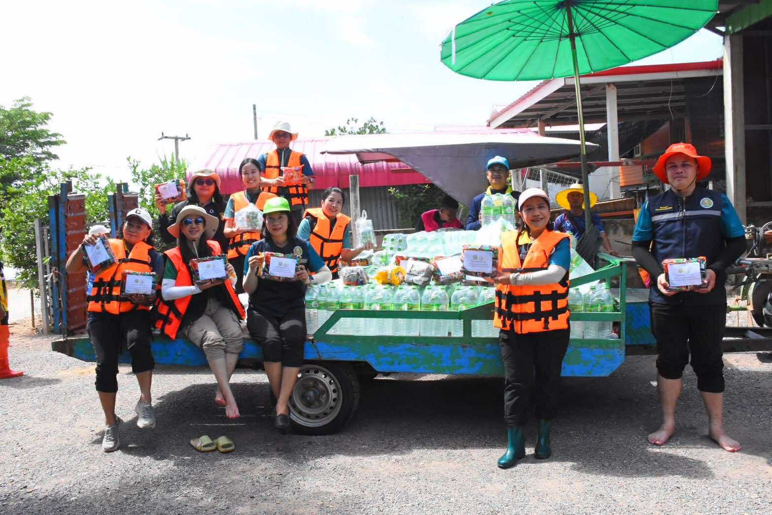 หน่วยงานในสังกัดกระทรวงเกษตรบูรณาการแจกของช่วยเหลือพื้นที่บางระกำโมเดล จังหวัดพิษณุโลก 10 S 18358291