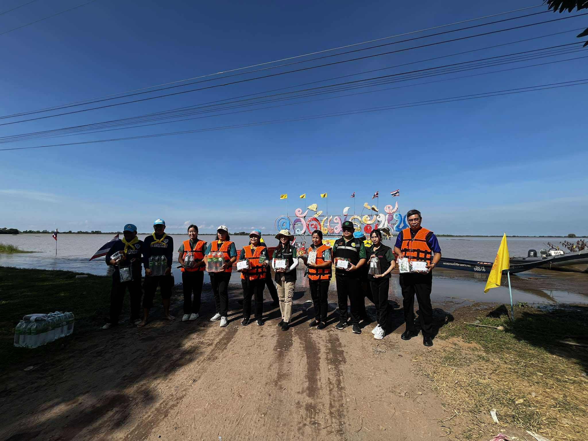 หน่วยงานในสังกัดกระทรวงเกษตรบูรณาการแจกของช่วยเหลือพื้นที่บางระกำโมเดล จังหวัดพิษณุโลก 11 S 18358292